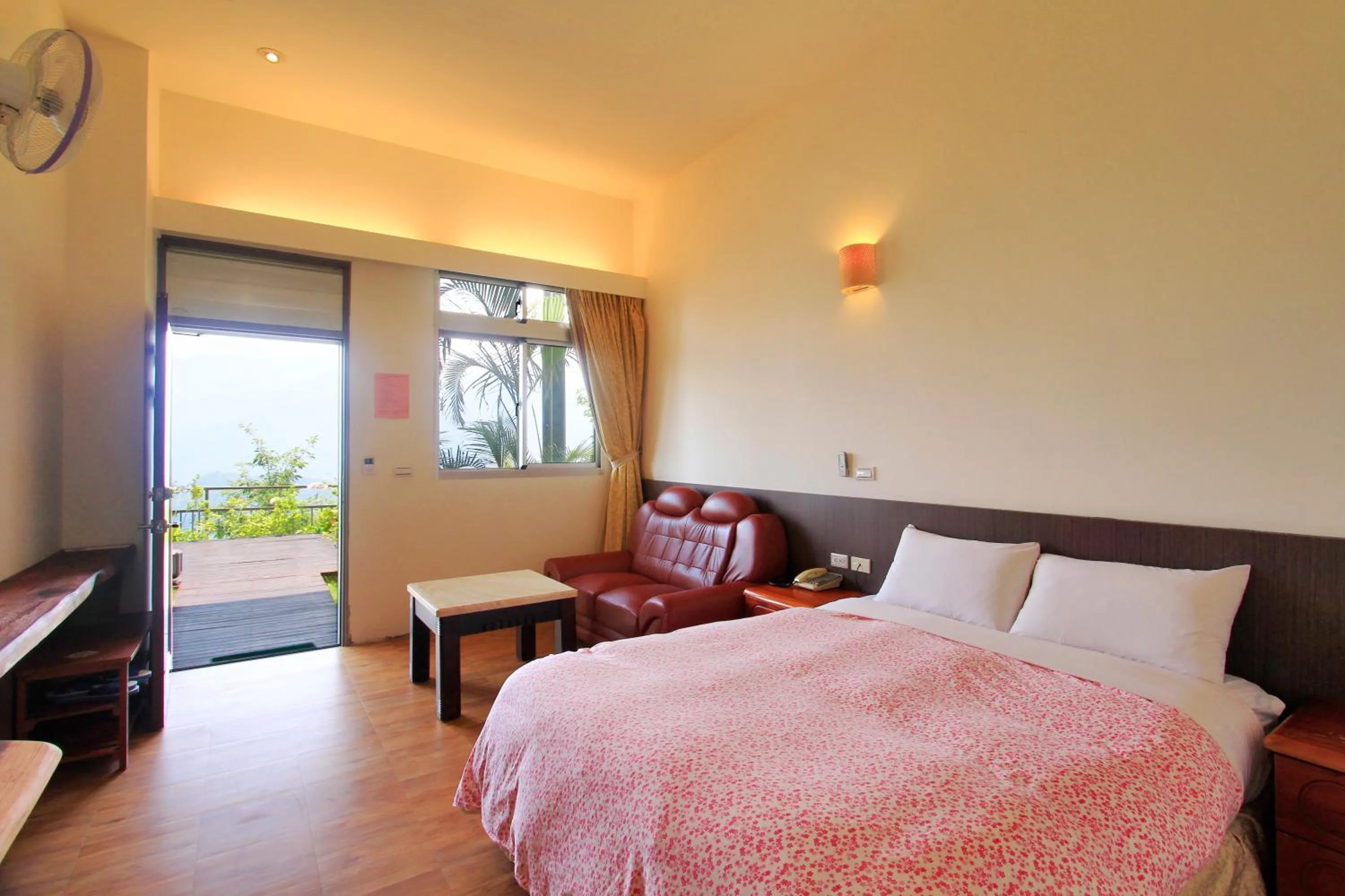 Photo of the whole room, Bed in Sunnydale B&B