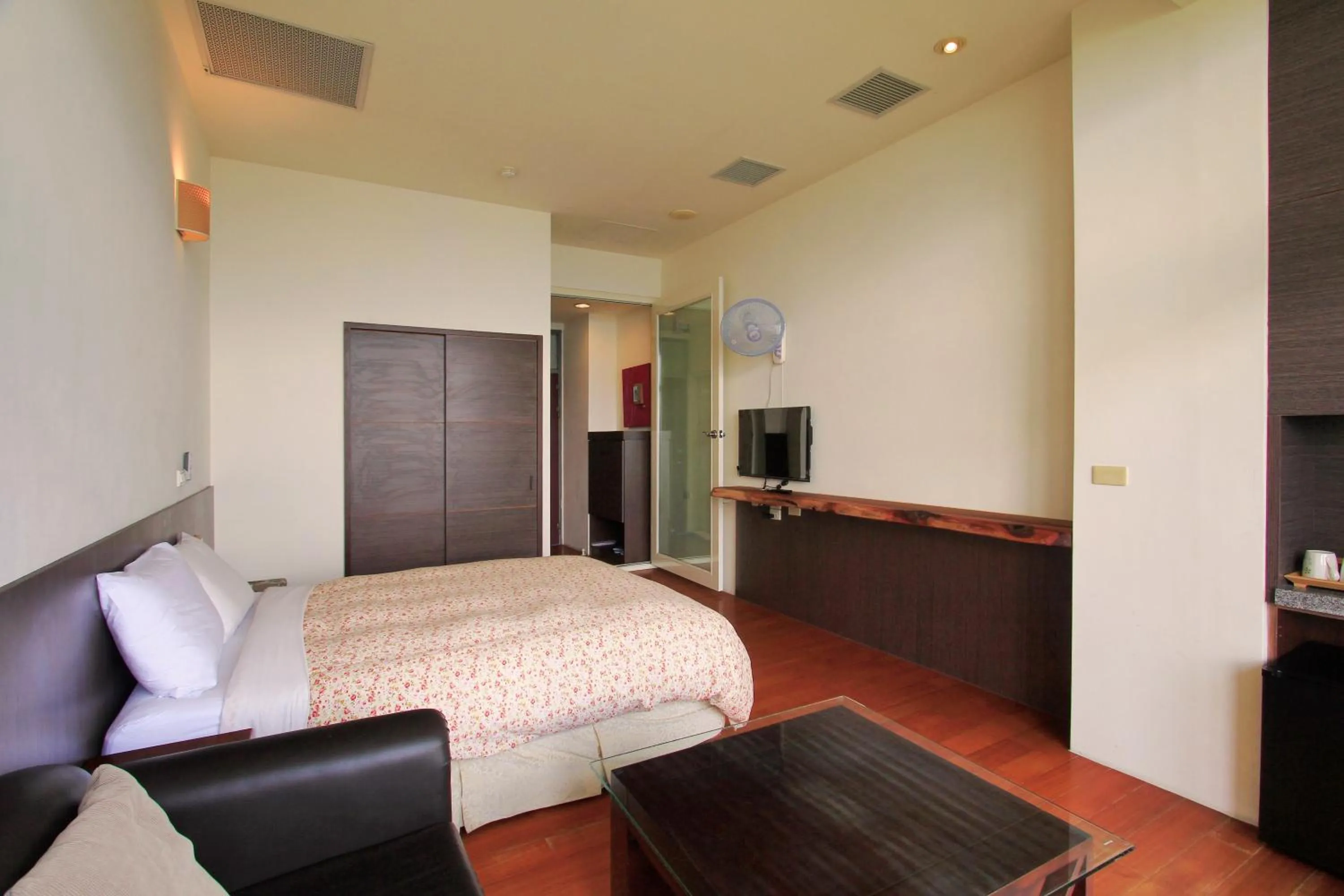 Photo of the whole room, Bed in Sunnydale B&B