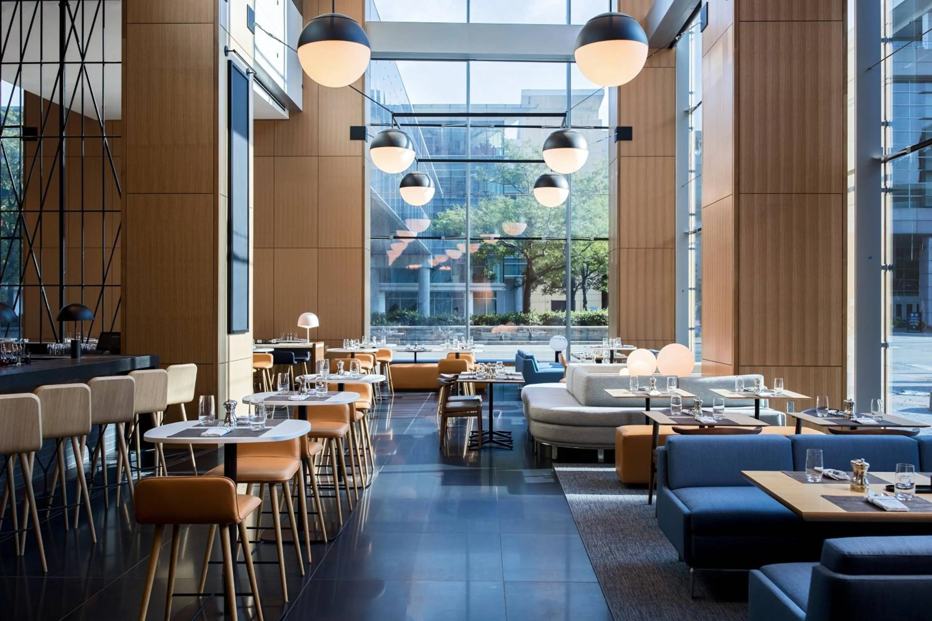 Restaurant/places to eat in Marriott Marquis Chicago