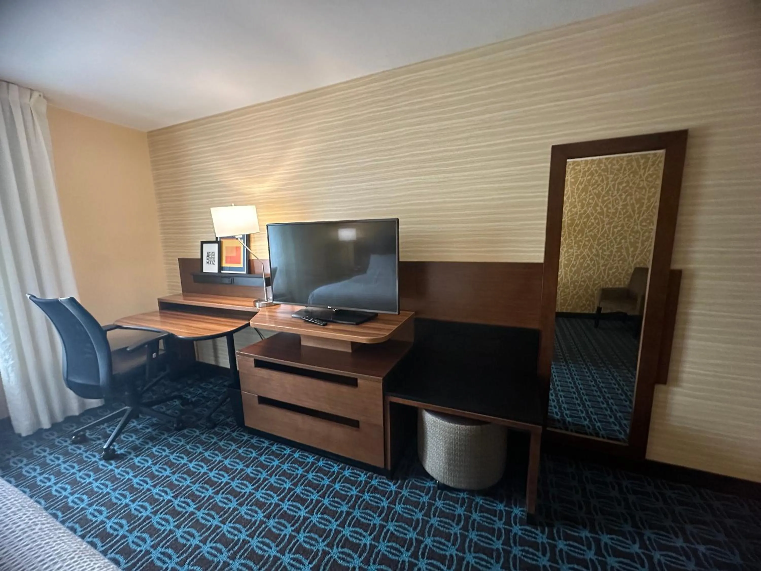 TV and multimedia in Fairfield Inn & Suites by Marriott Detroit Chesterfield