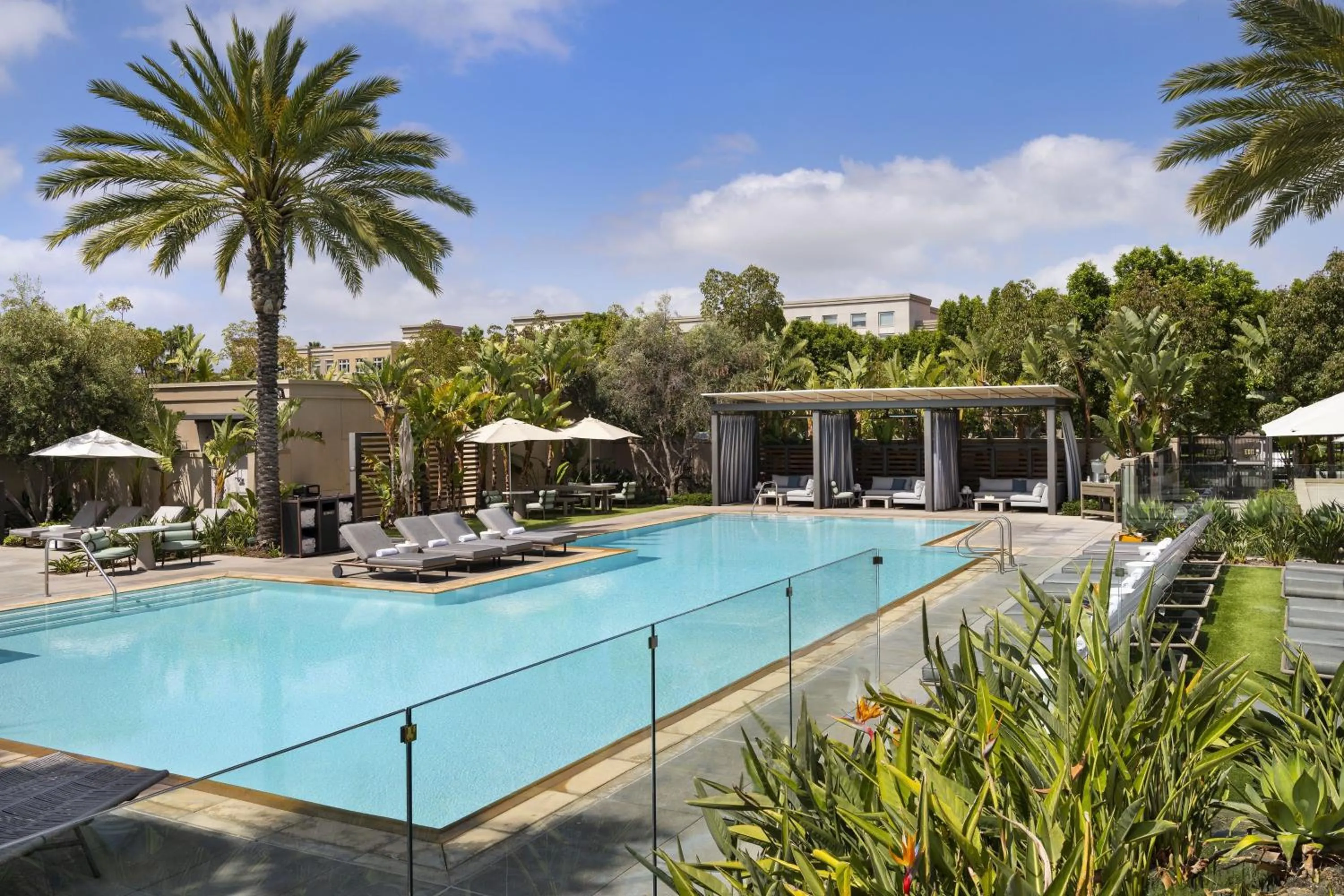 Swimming pool in Marriott Irvine Spectrum