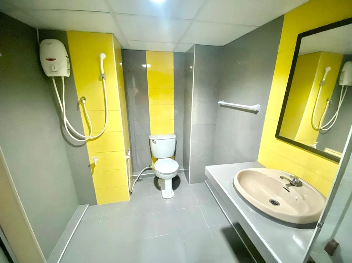 Pasawang Hotel (โรงแรมภาสว่าง)