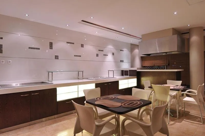 Restaurant/places to eat in Hotel 2001