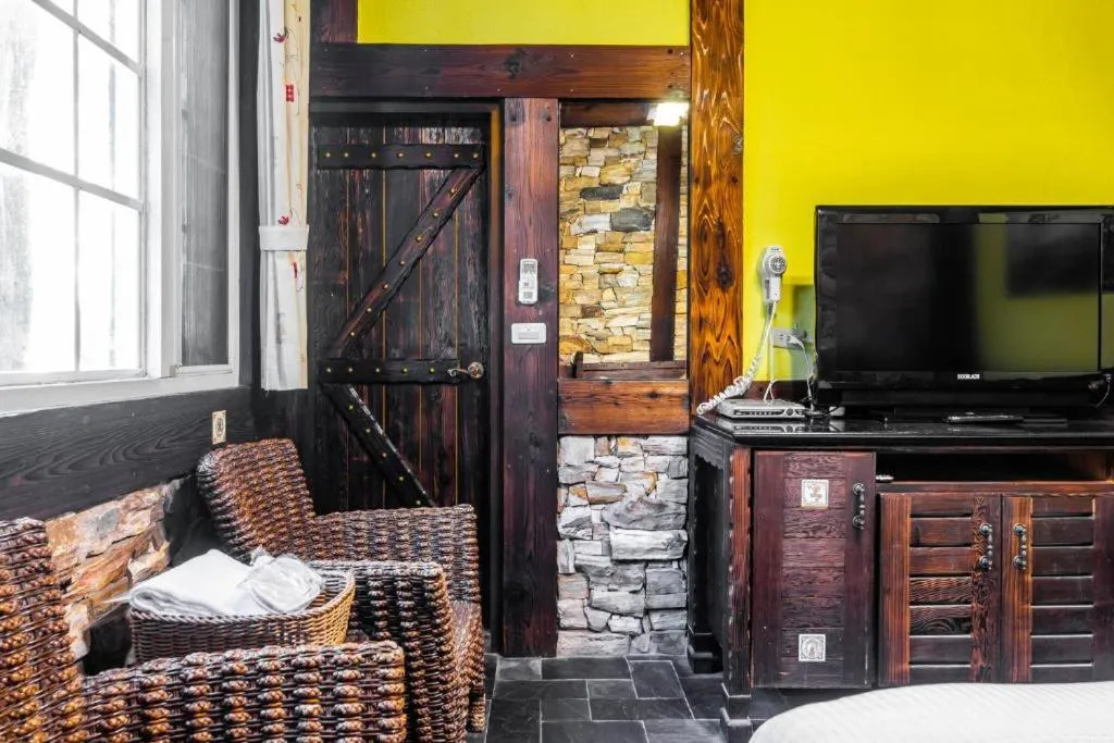 Decorative detail in Provence Rose Lodge