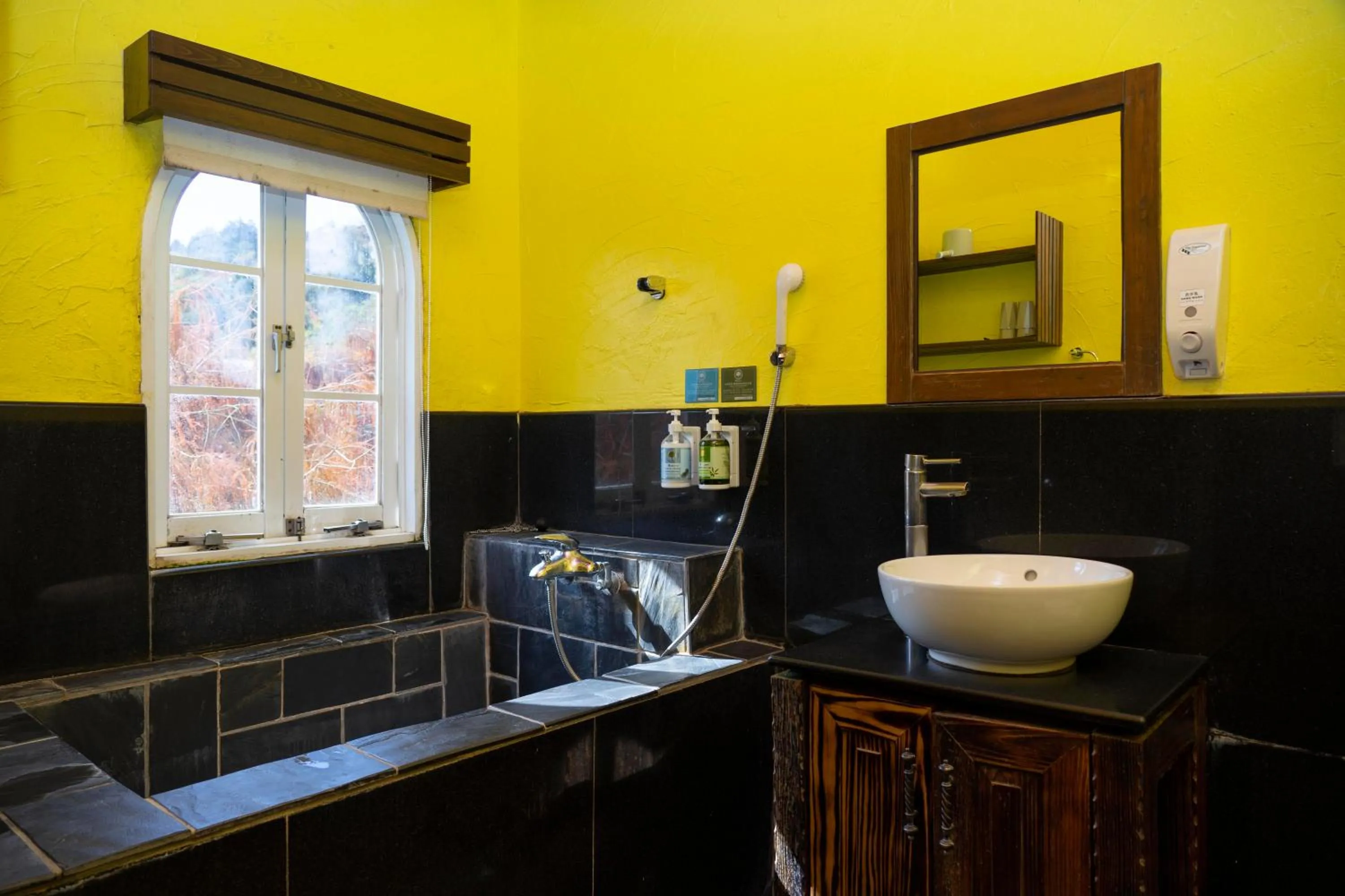 Bath in Provence Rose Lodge