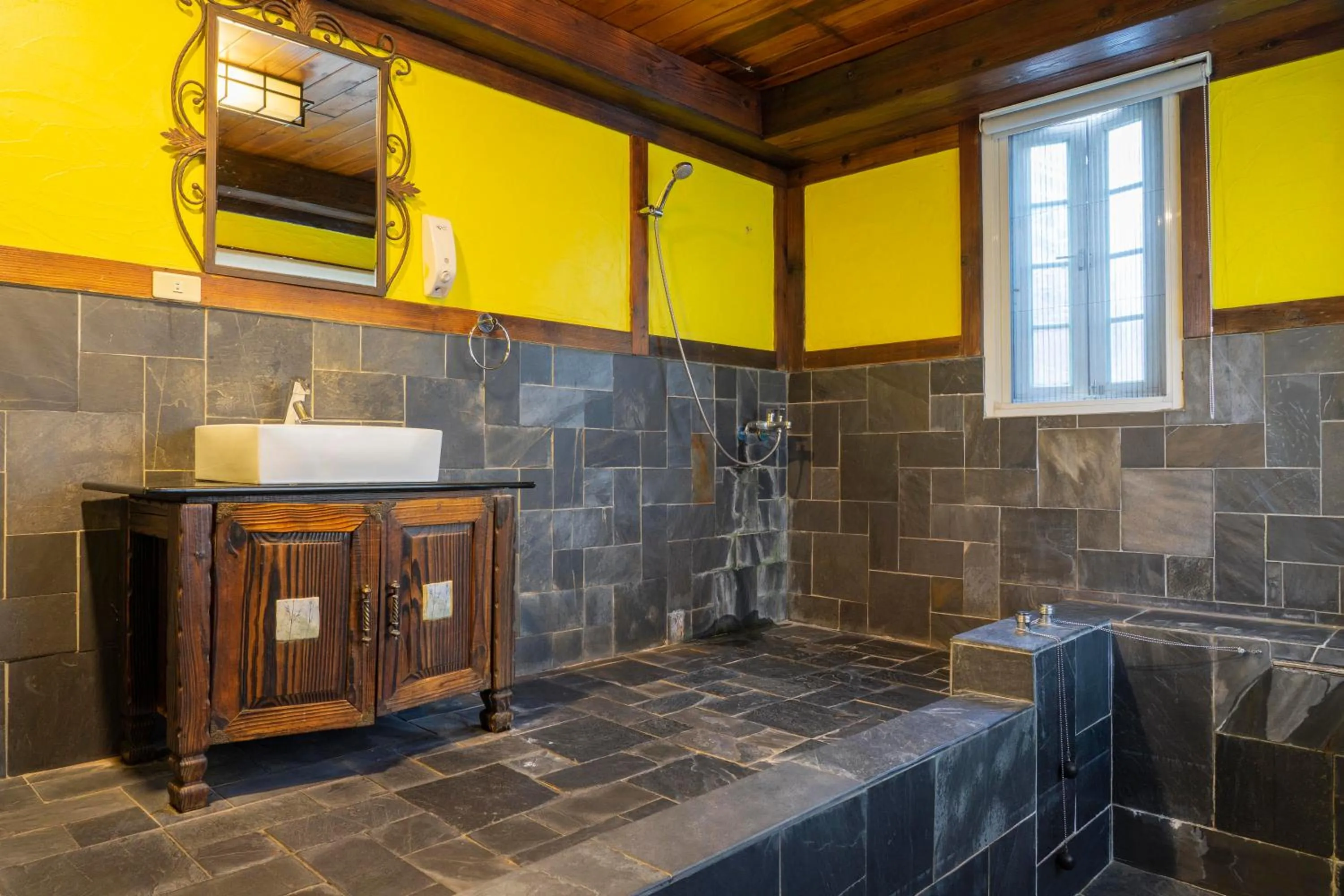 Bathroom in Provence Rose Lodge