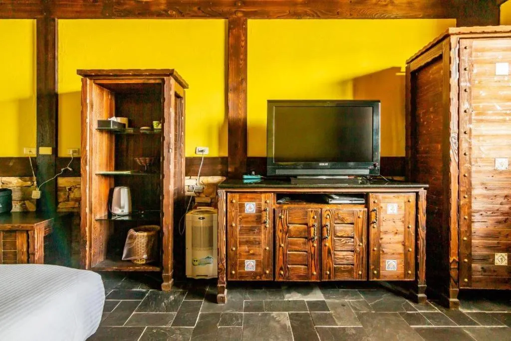 Decorative detail in Provence Rose Lodge