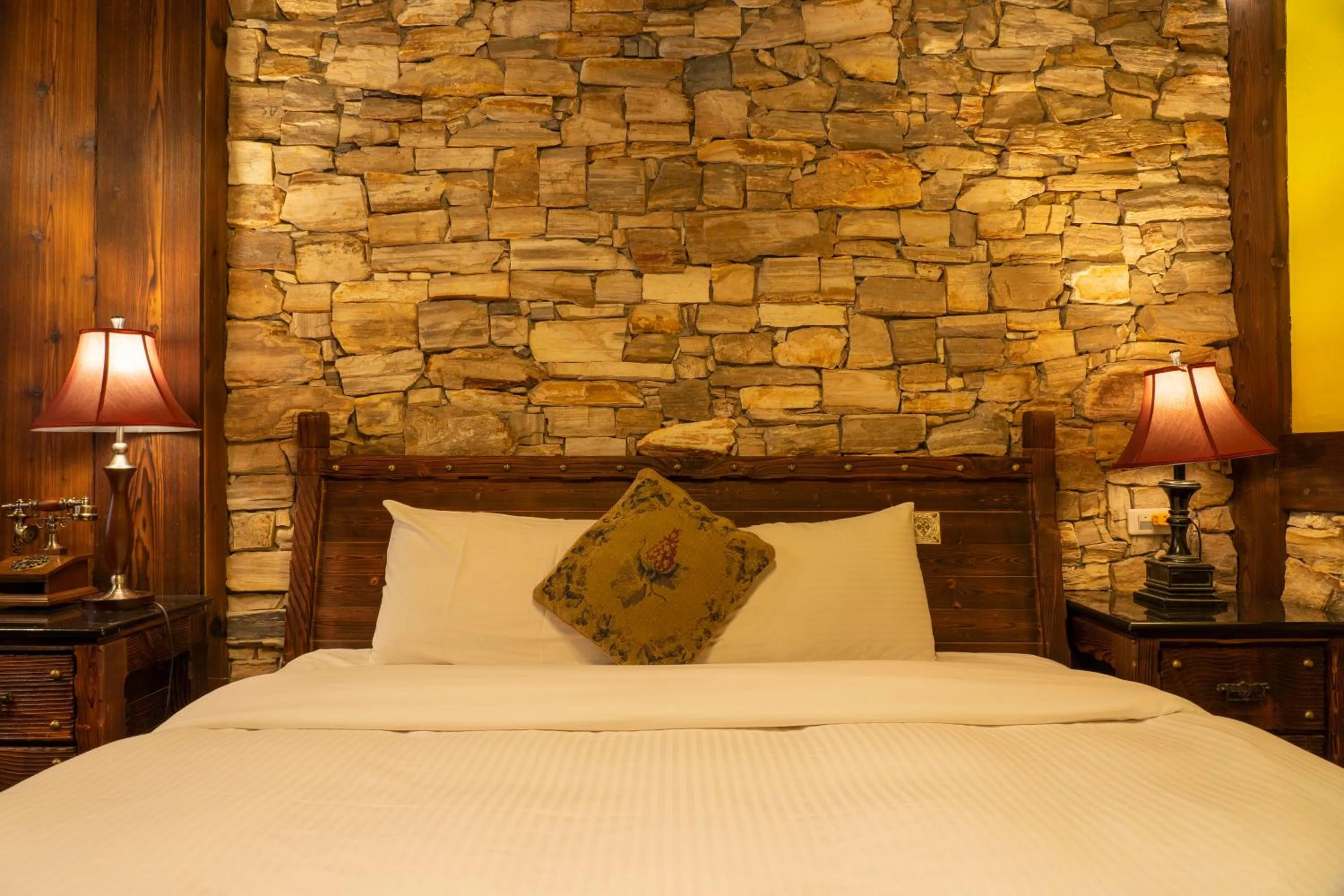 Bed in Provence Rose Lodge