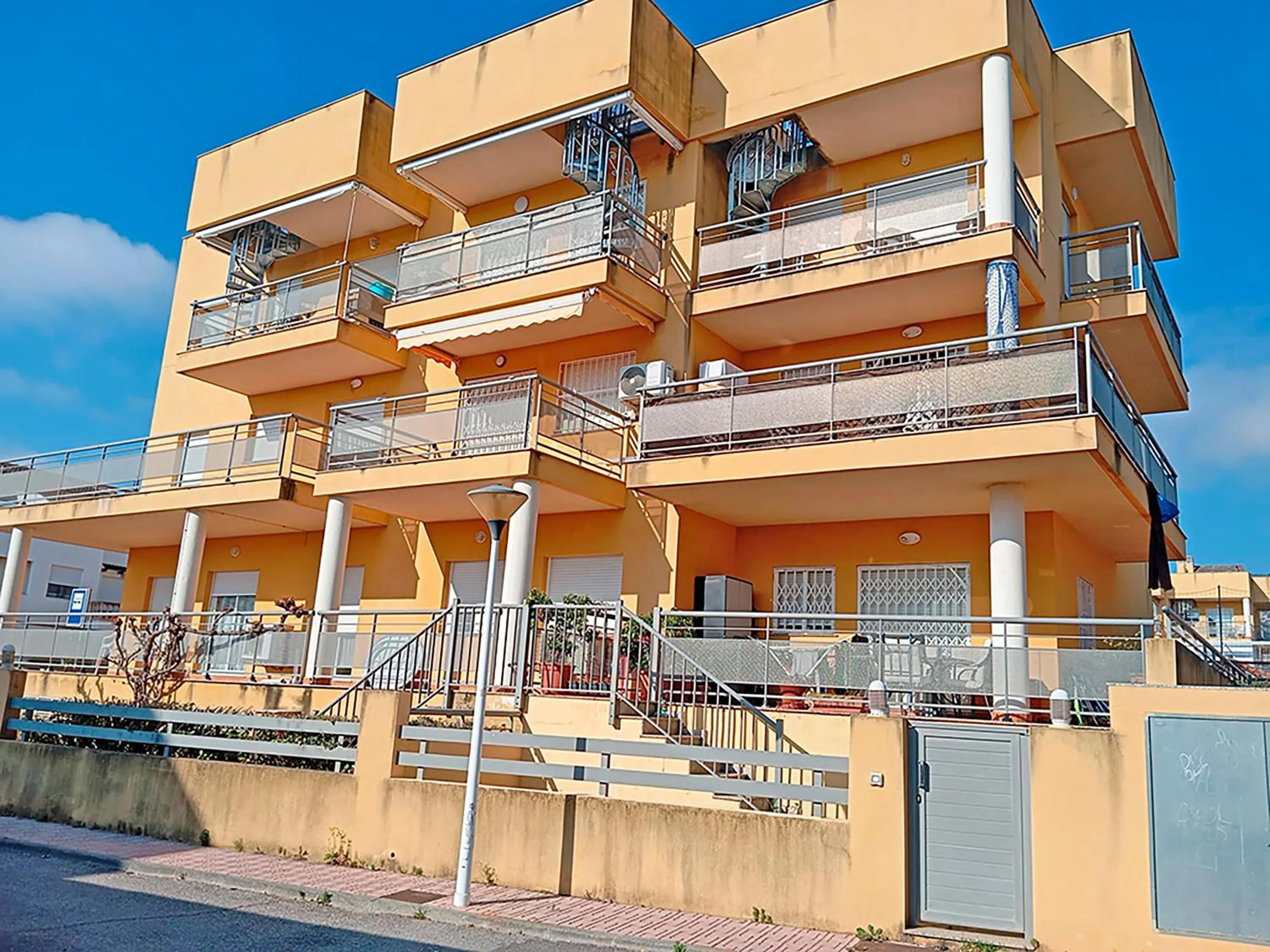 Property building in Apartamentos Los Almendros 3000