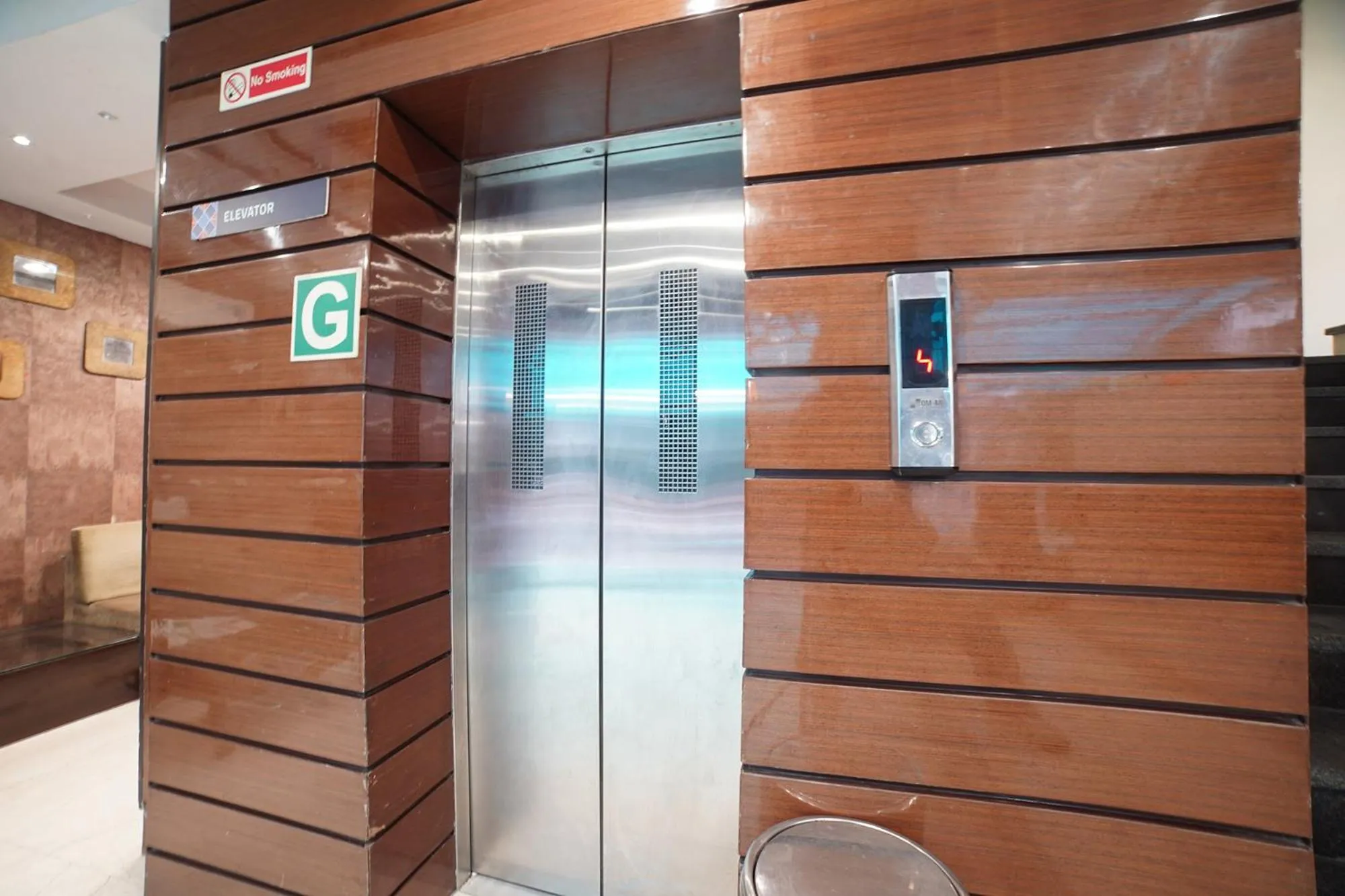 Lobby or reception in FabHotel Johri Regency