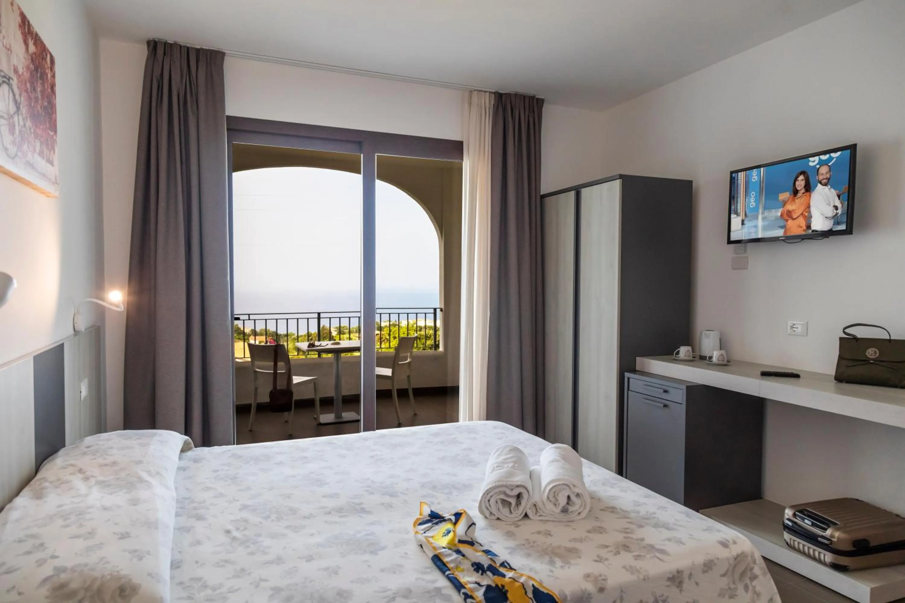 Bed in LUZIA AGRIRESORT - Piscina Idromassaggio con Vista Mare Aperta fino alle ore 23-00