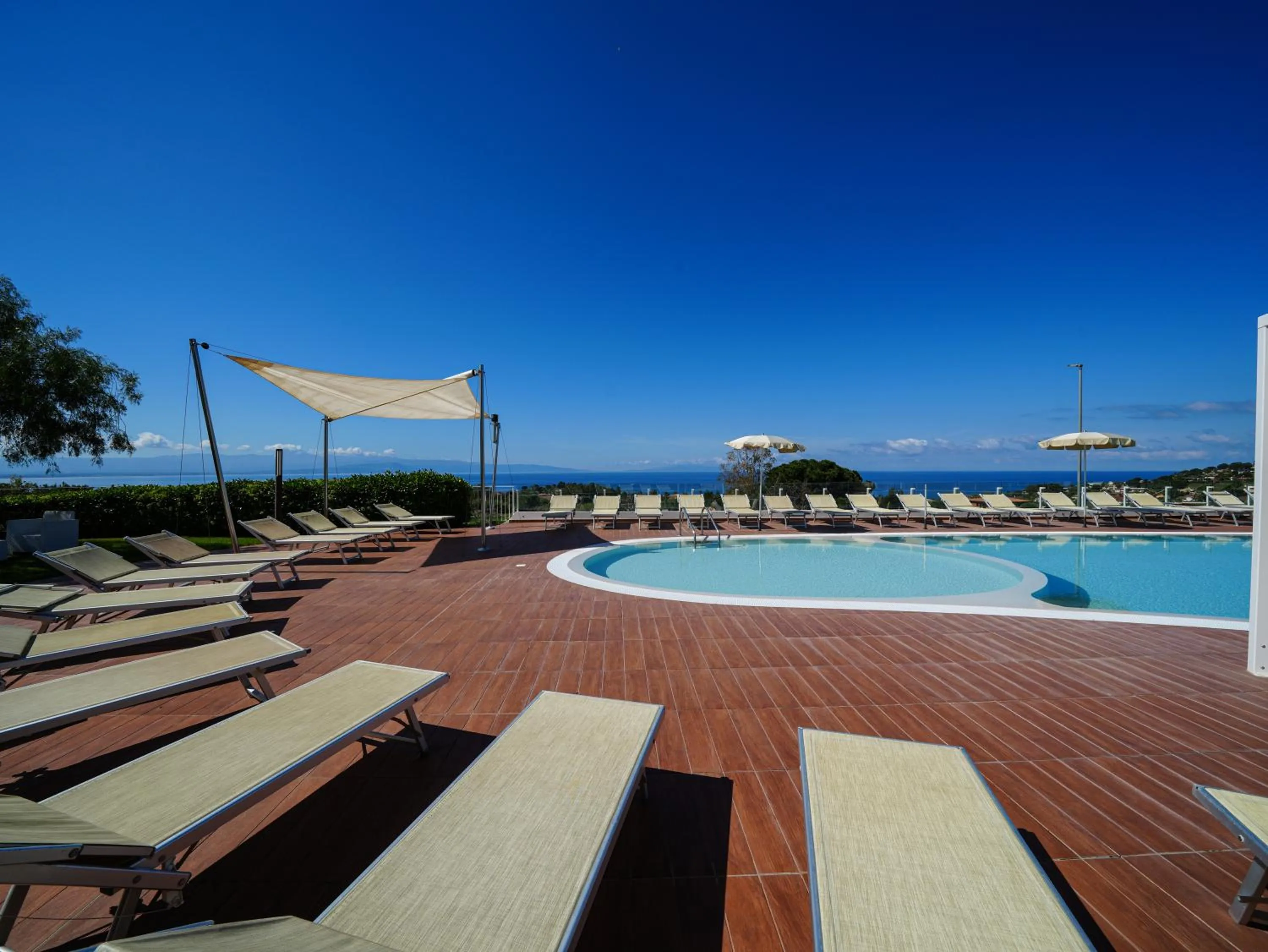 Swimming pool in LUZIA AGRIRESORT - Piscina Idromassaggio con Vista Mare Aperta fino alle ore 23-00