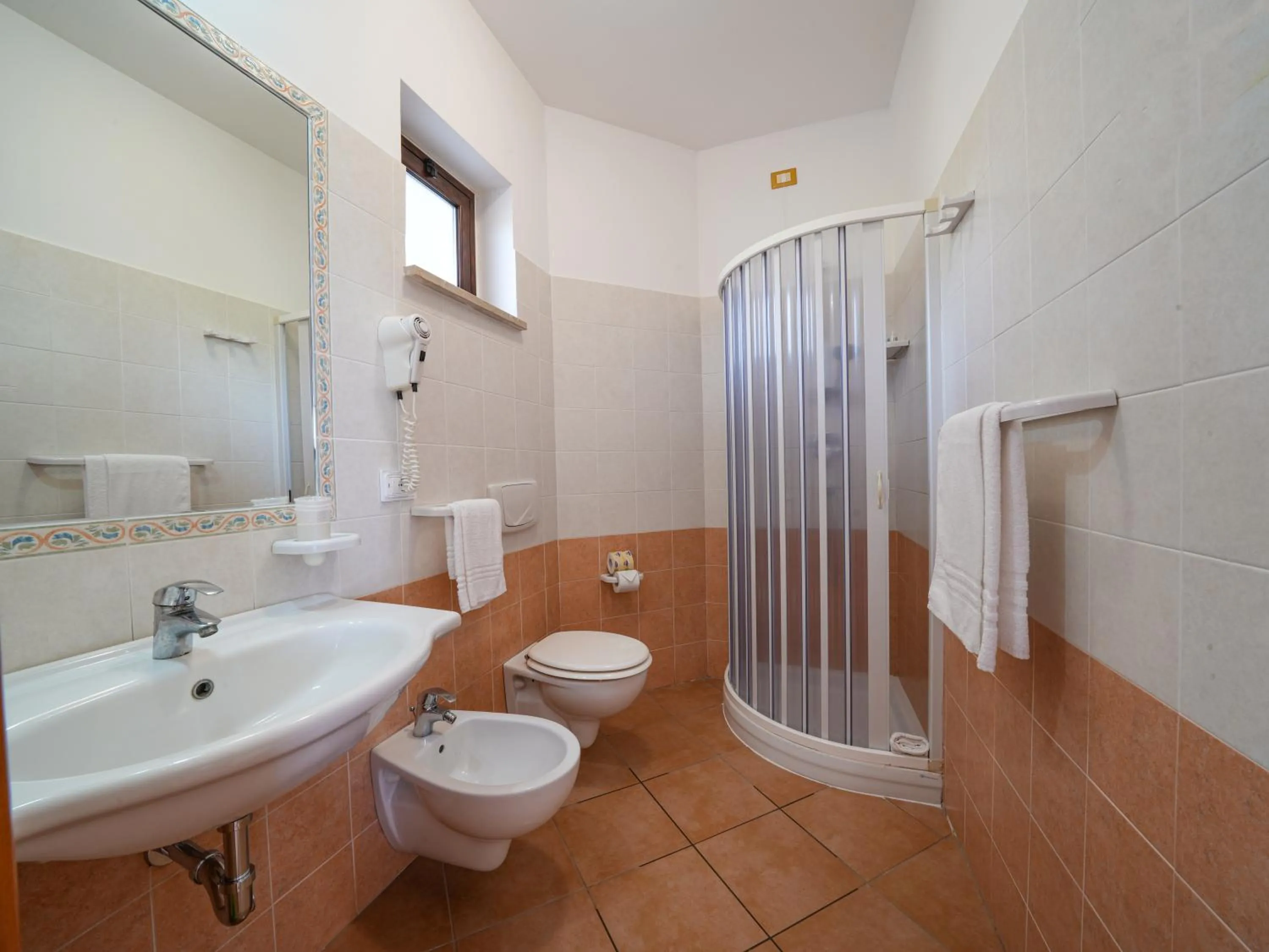 Bathroom in LUZIA AGRIRESORT - Piscina Idromassaggio con Vista Mare Aperta fino alle ore 23-00