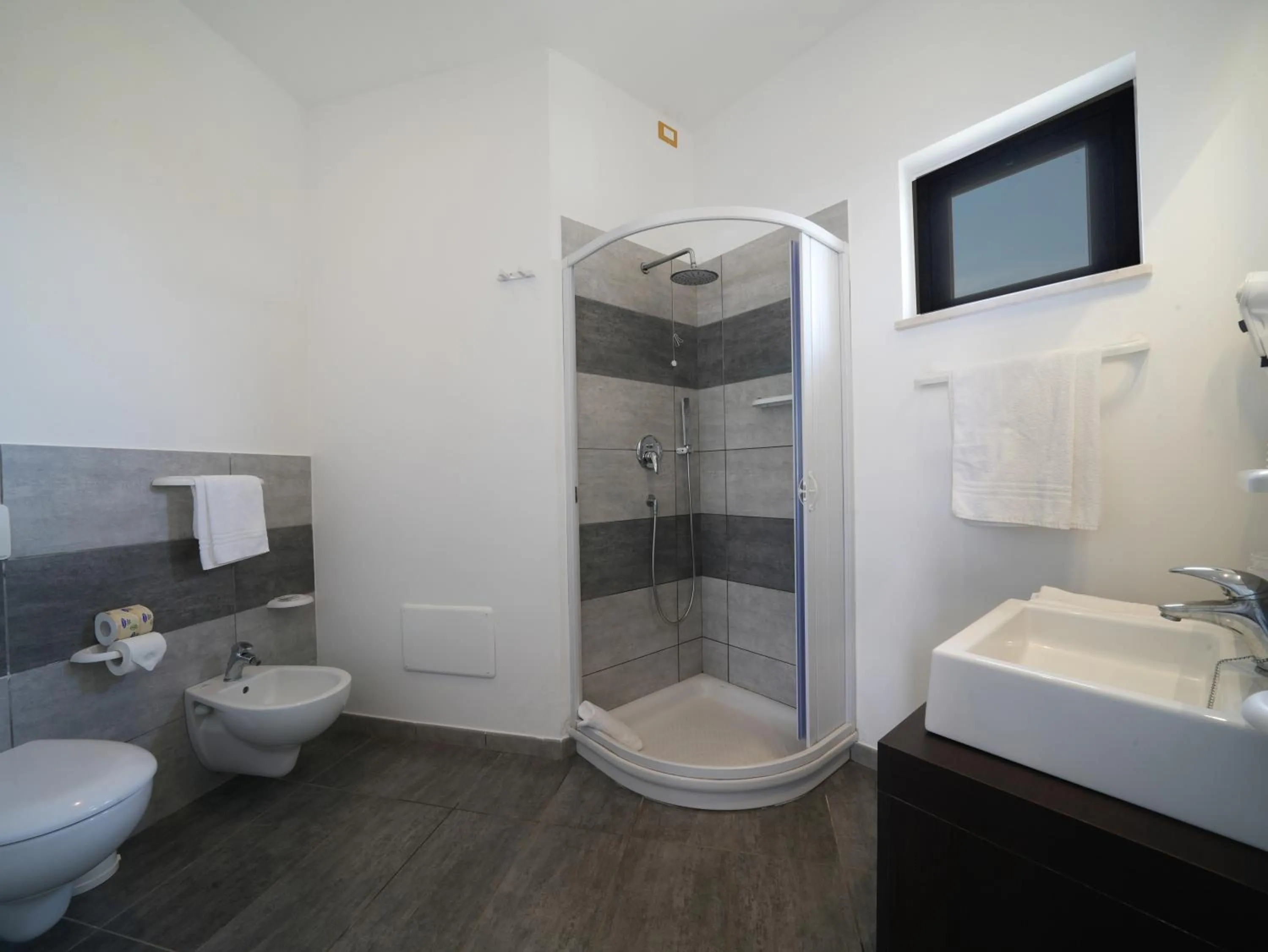 Bathroom in LUZIA AGRIRESORT - Piscina Idromassaggio con Vista Mare Aperta fino alle ore 23-00