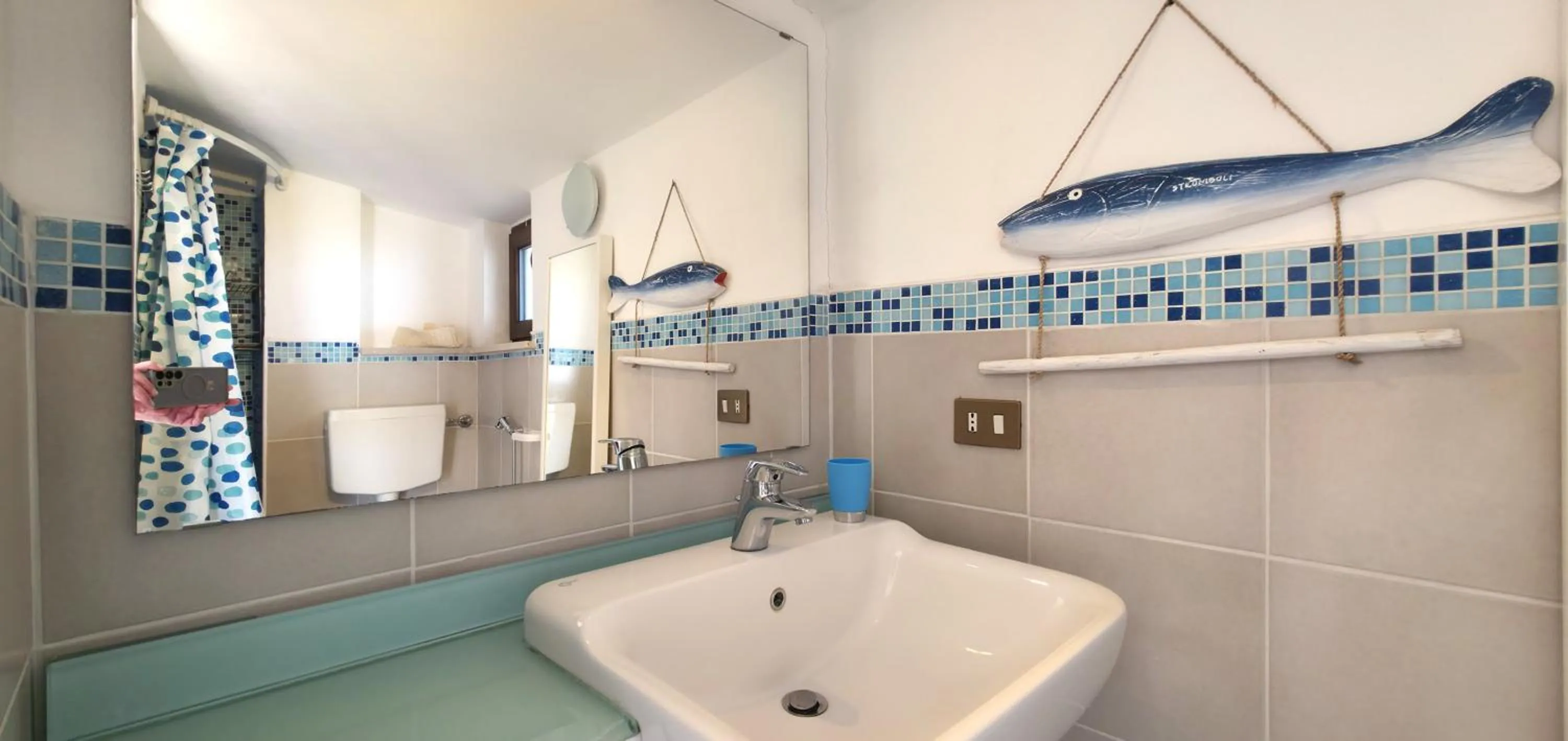 Shower in LUZIA AGRIRESORT - Piscina Idromassaggio con Vista Mare Aperta fino alle ore 23-00