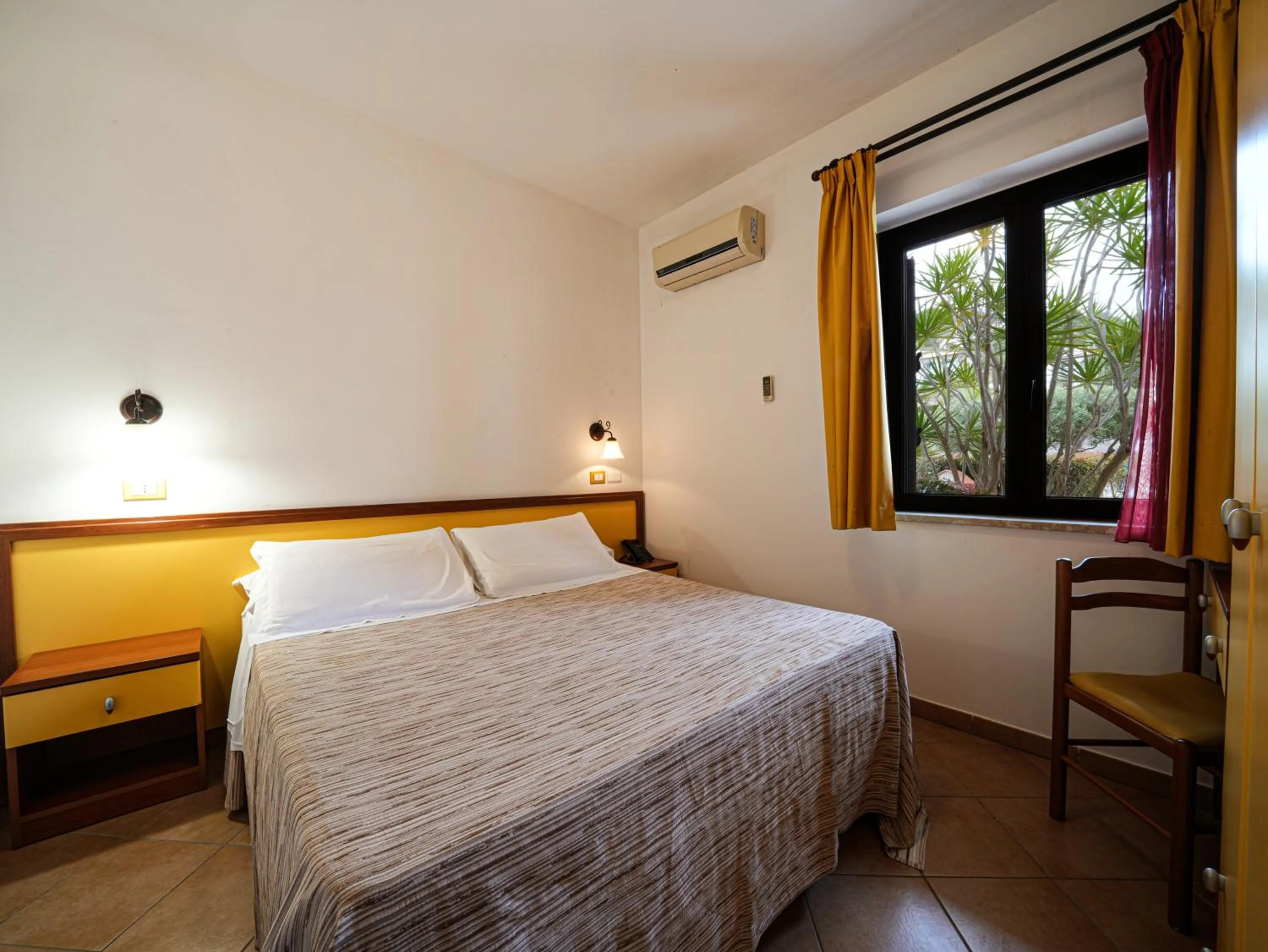 Photo of the whole room, Bed in LUZIA AGRIRESORT - Piscina Idromassaggio con Vista Mare Aperta fino alle ore 23-00
