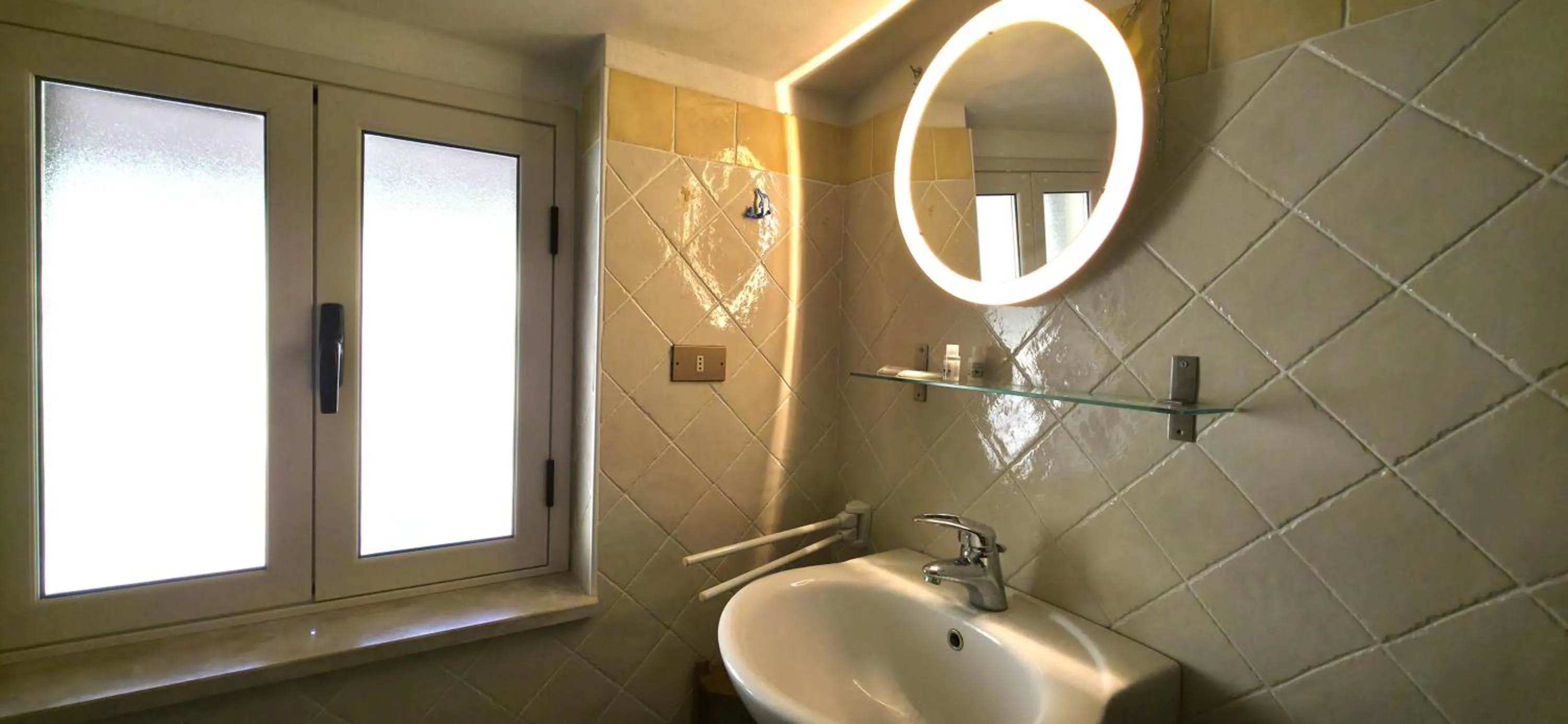 Shower in LUZIA AGRIRESORT - Piscina Idromassaggio con Vista Mare Aperta fino alle ore 23-00