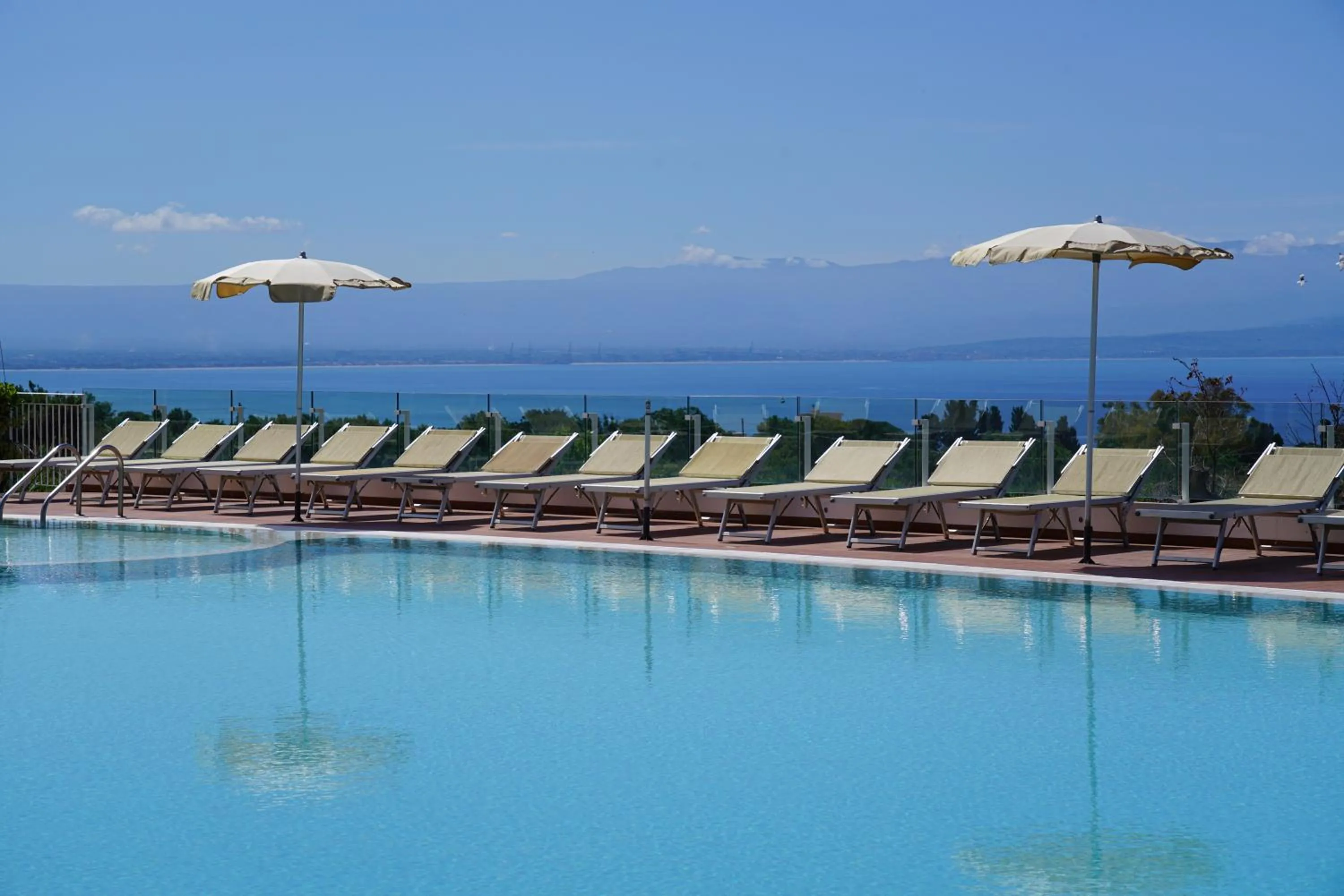 Swimming pool in LUZIA AGRIRESORT - Piscina Idromassaggio con Vista Mare Aperta fino alle ore 23-00