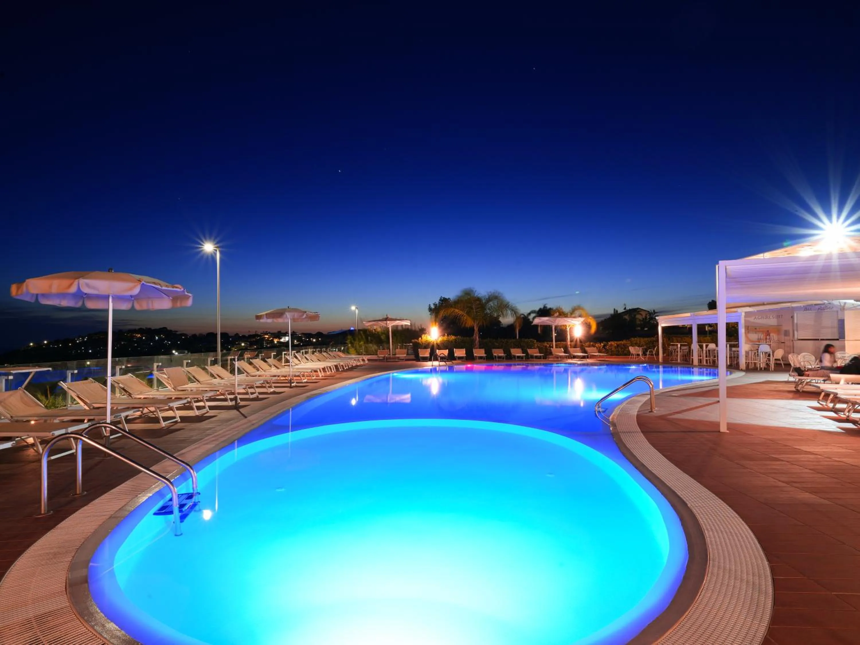 Night in LUZIA AGRIRESORT - Piscina Idromassaggio con Vista Mare Aperta fino alle ore 23-00