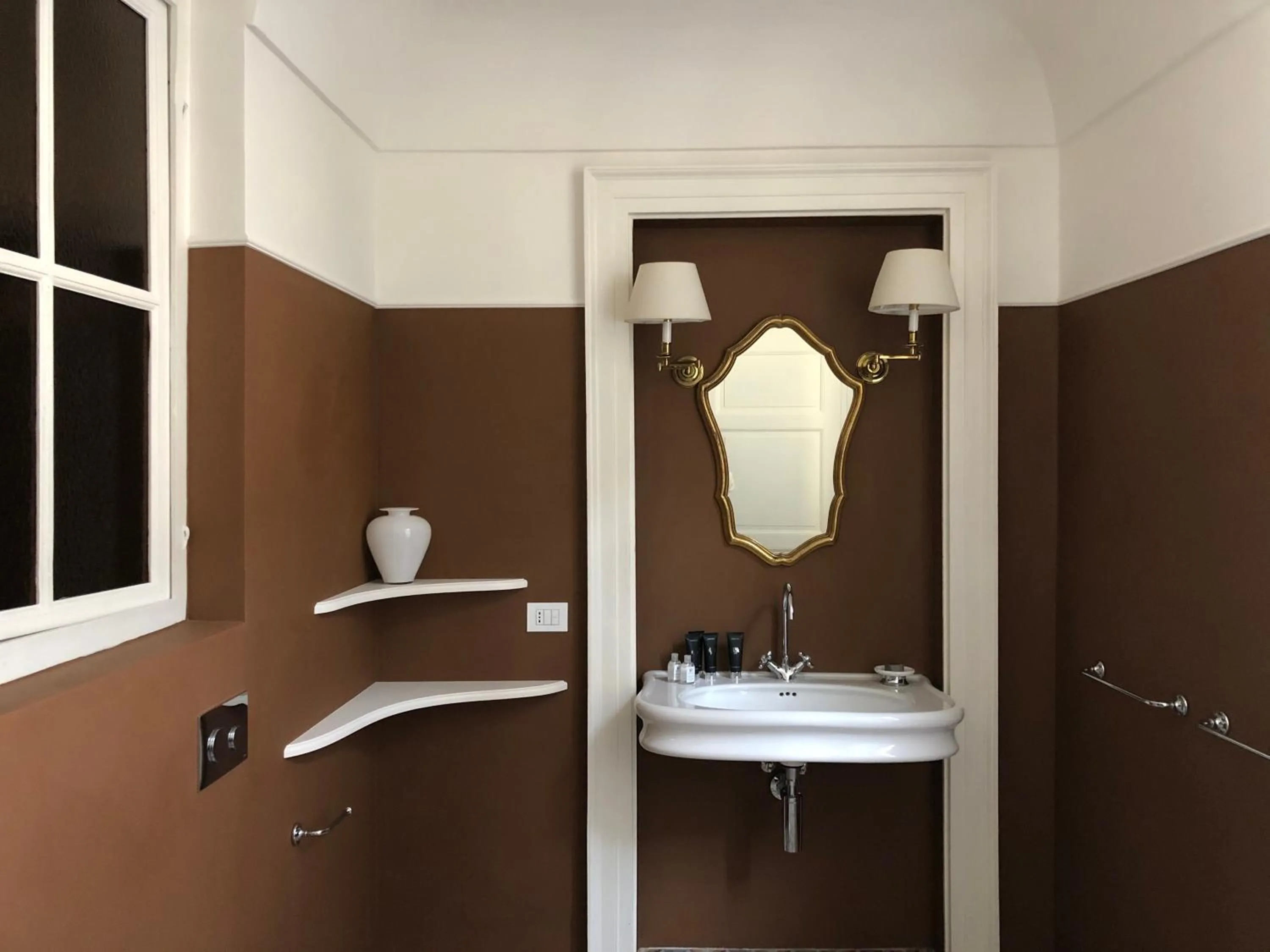 Bathroom in Palazzo Albricci Peregrini