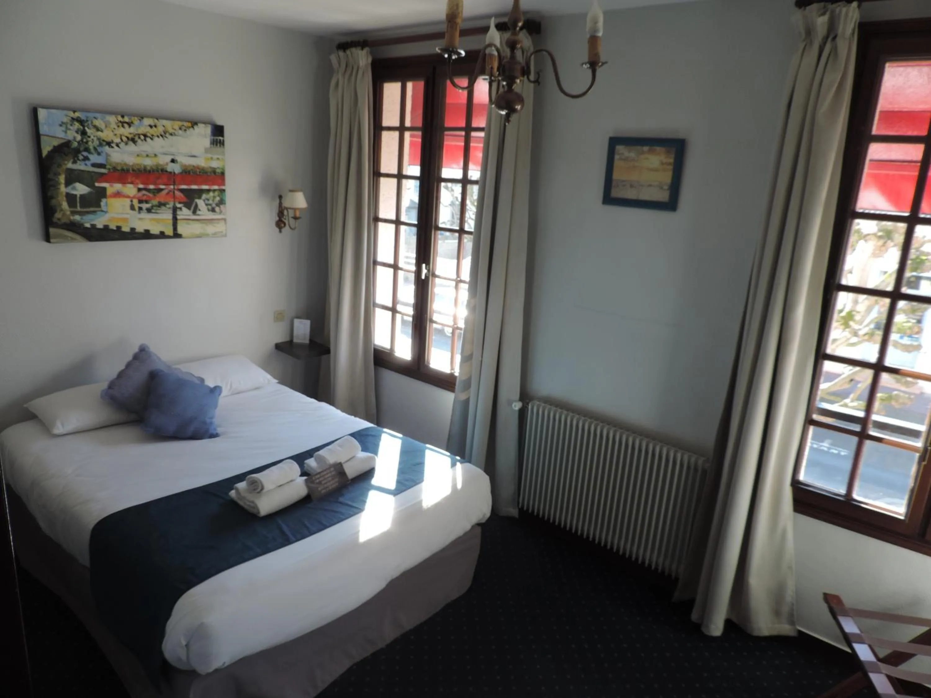 Bedroom, Bed in Hôtel Le Chantilly Deauville