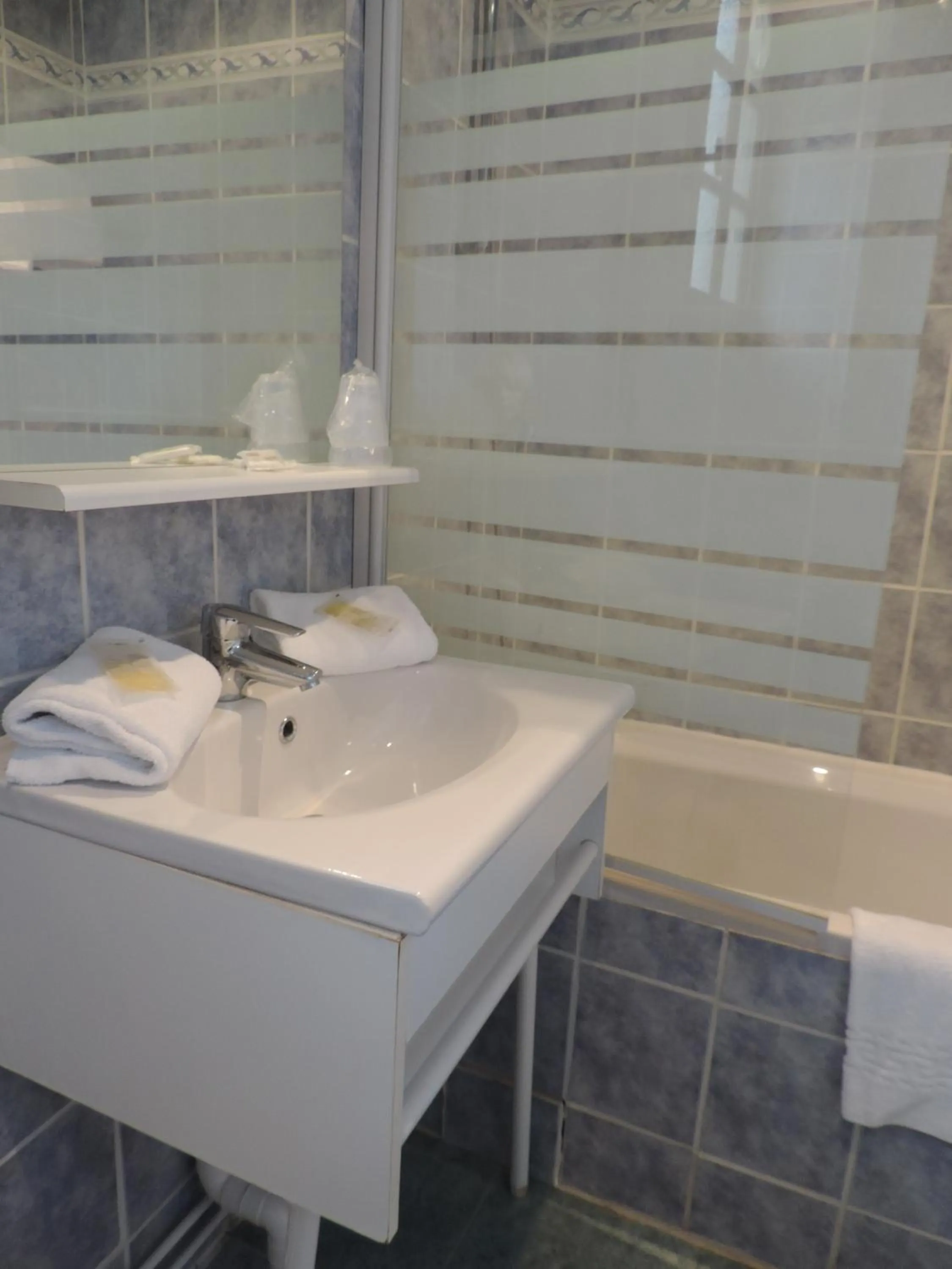 Bathroom in Hôtel Le Chantilly Deauville