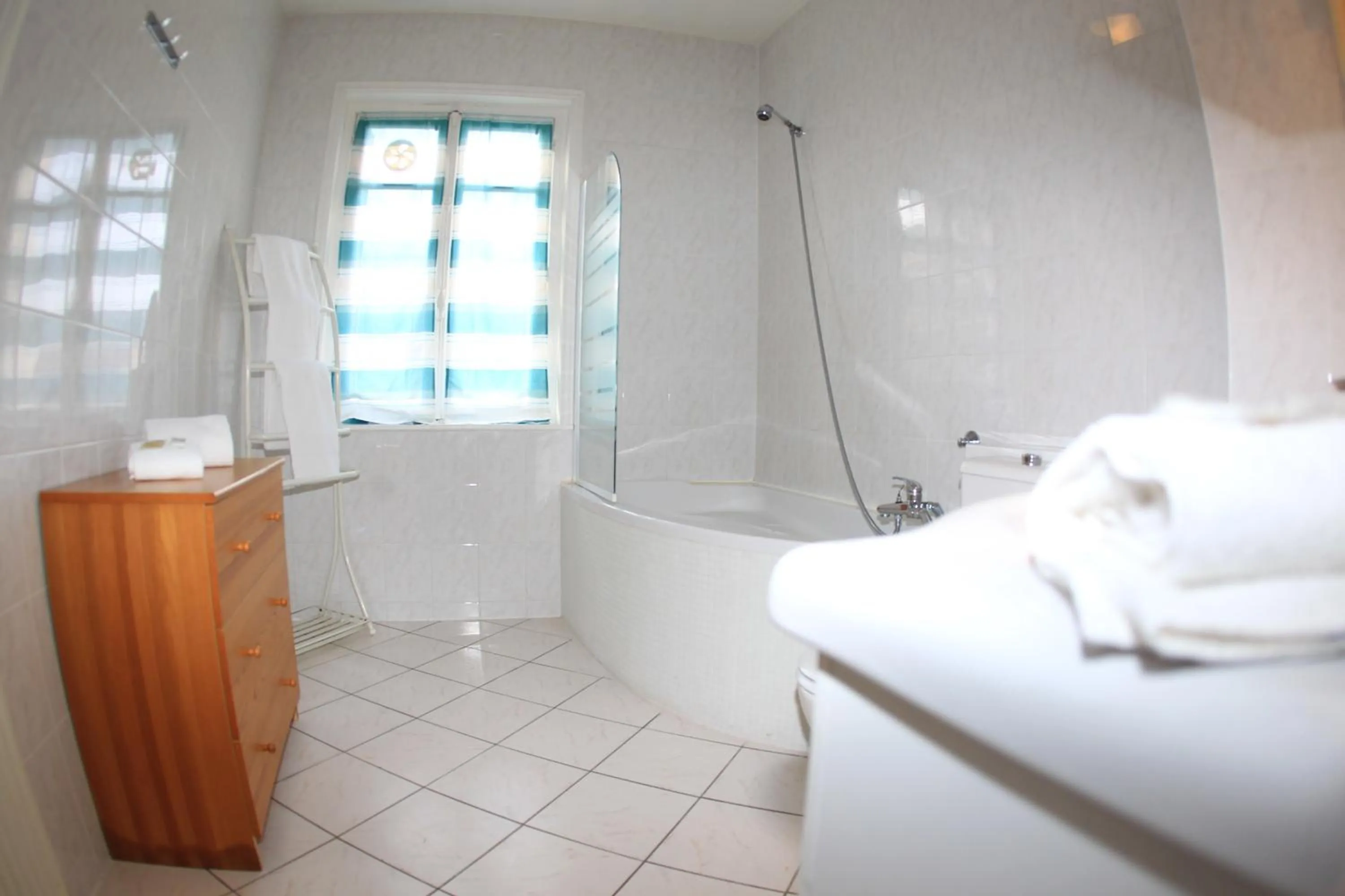 Bathroom, Bed in Hôtel Le Chantilly Deauville