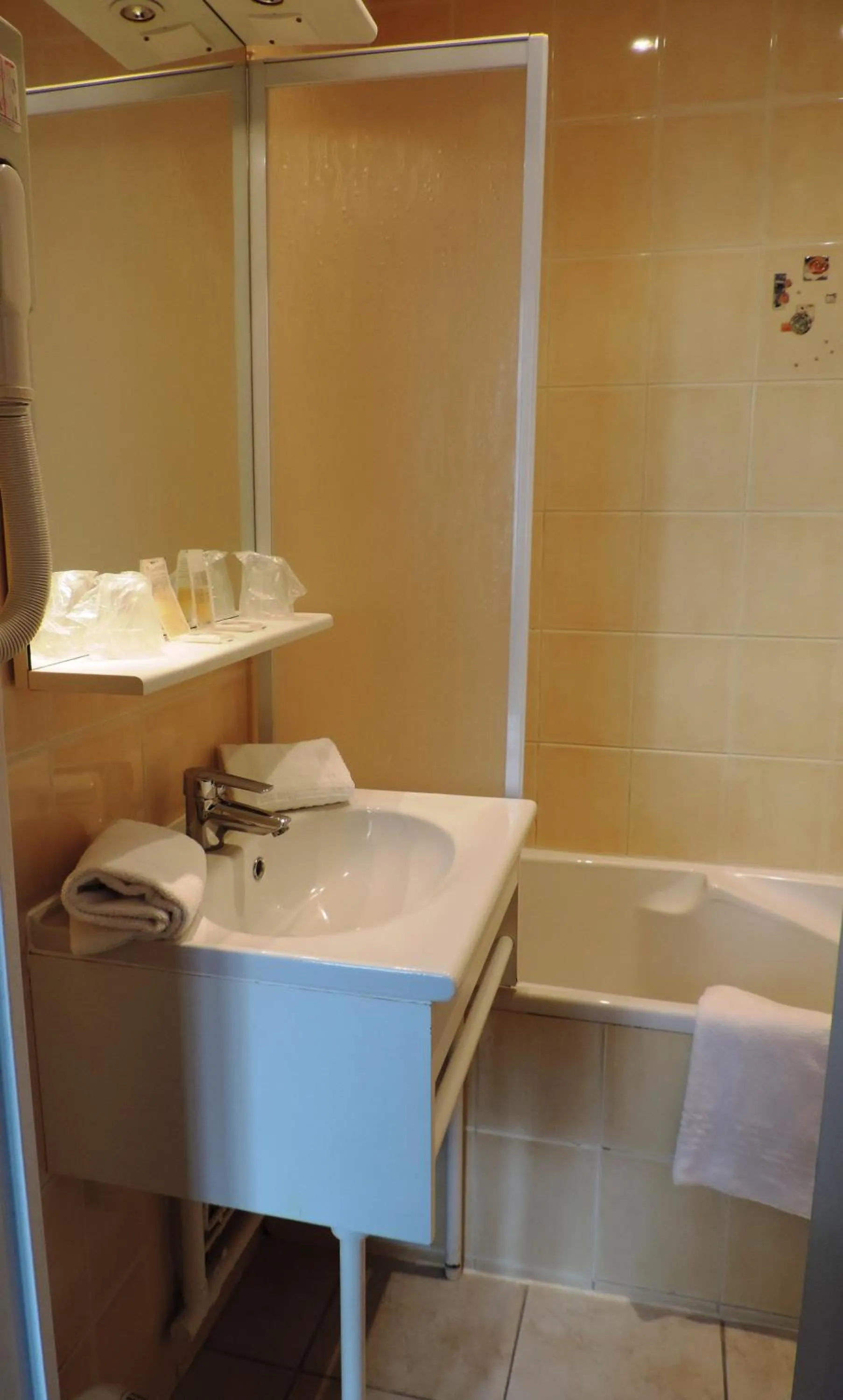 Bathroom in Hôtel Le Chantilly Deauville