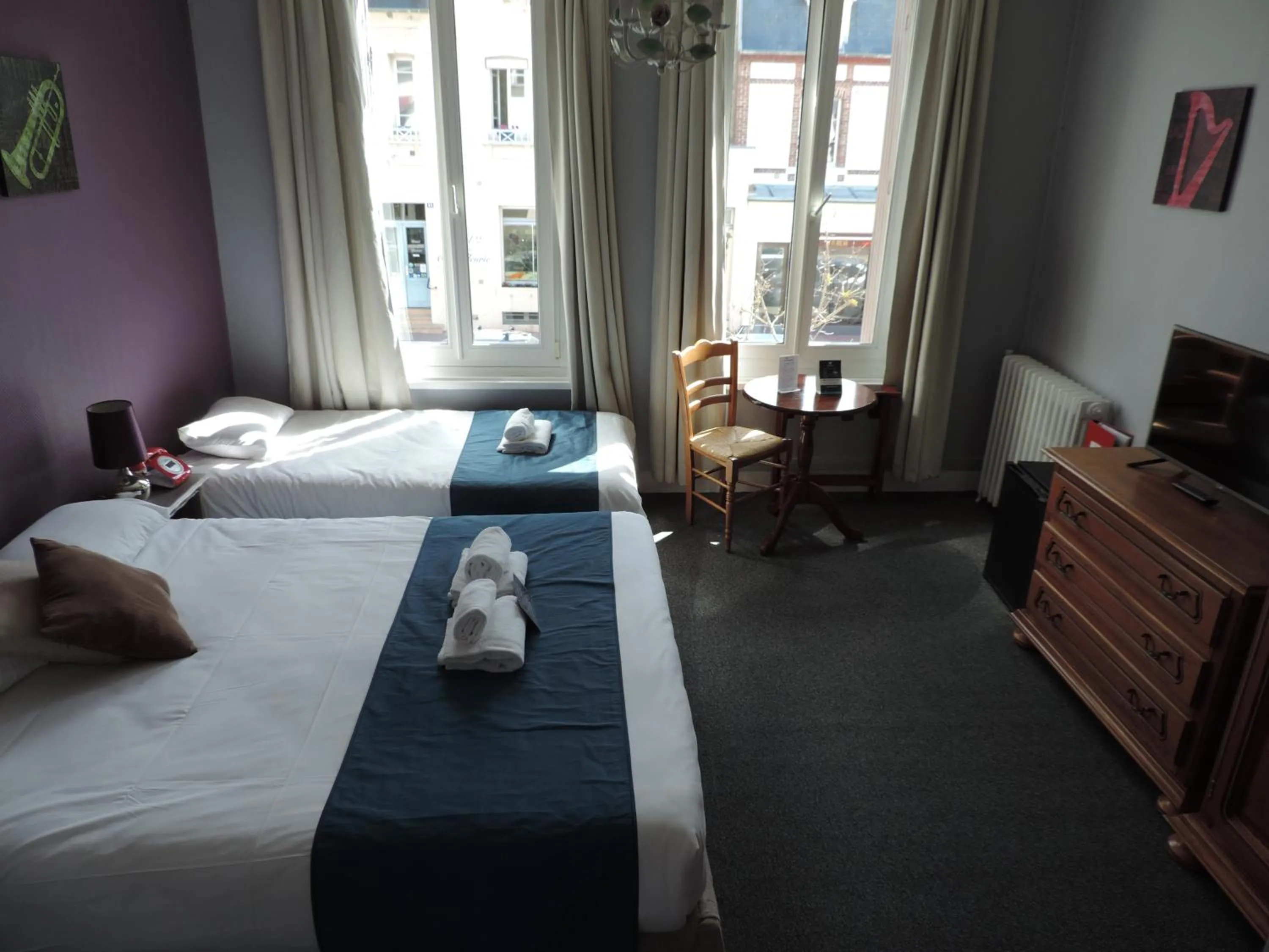 Photo of the whole room, Bed in Hôtel Le Chantilly Deauville