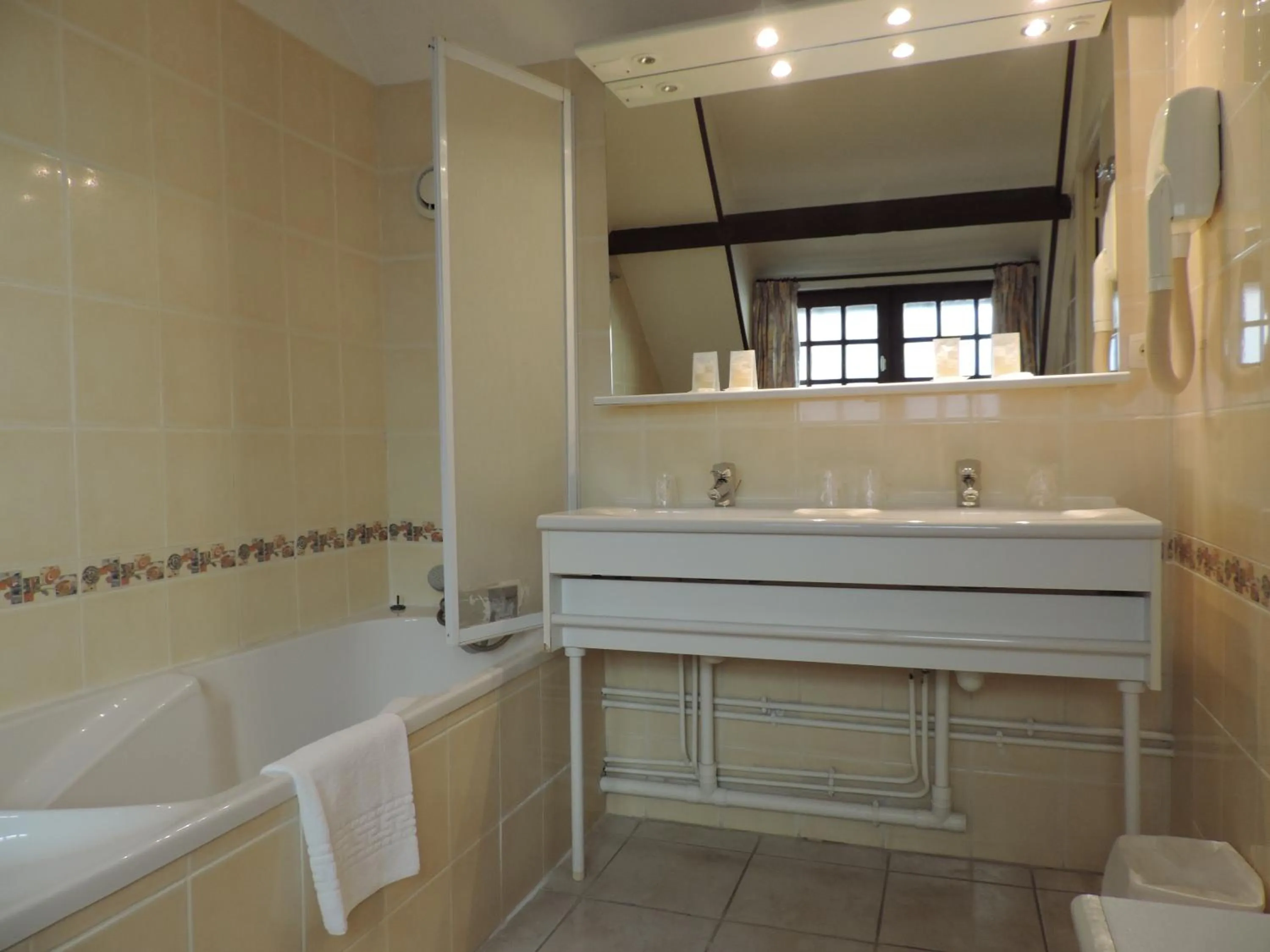 Bathroom in Hôtel Le Chantilly Deauville