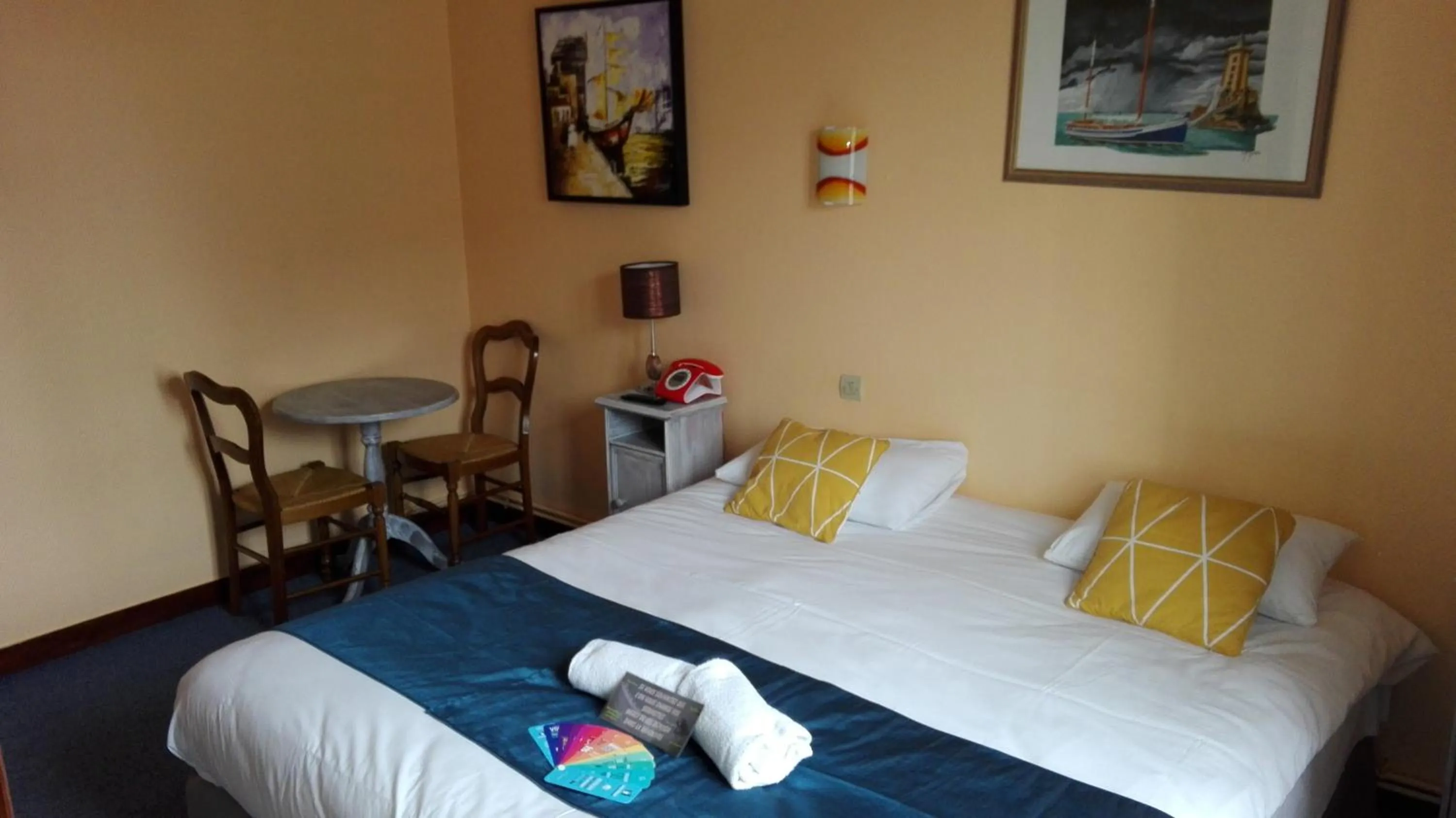 Photo of the whole room, Bed in Hôtel Le Chantilly Deauville