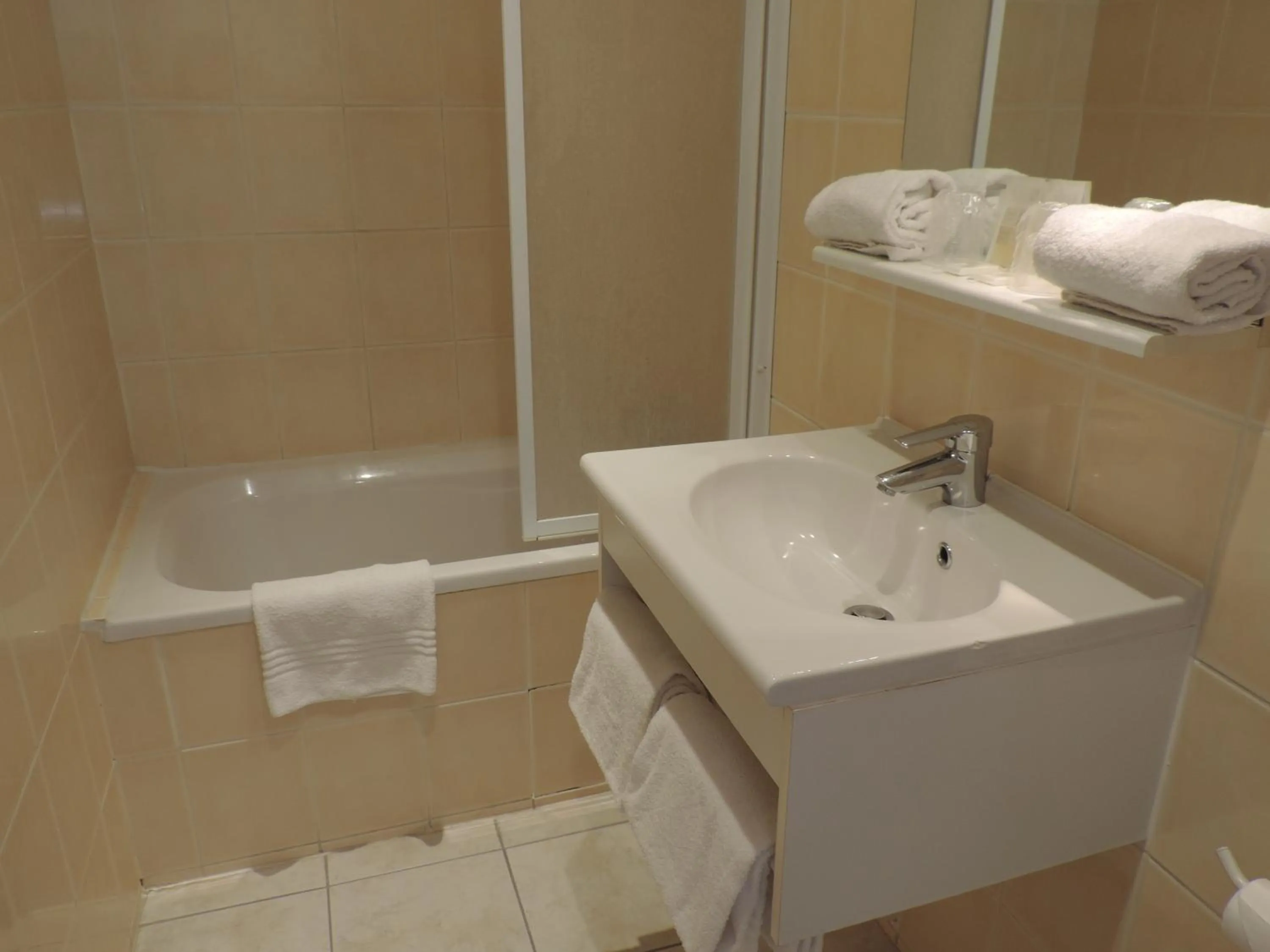 Bathroom in Hôtel Le Chantilly Deauville