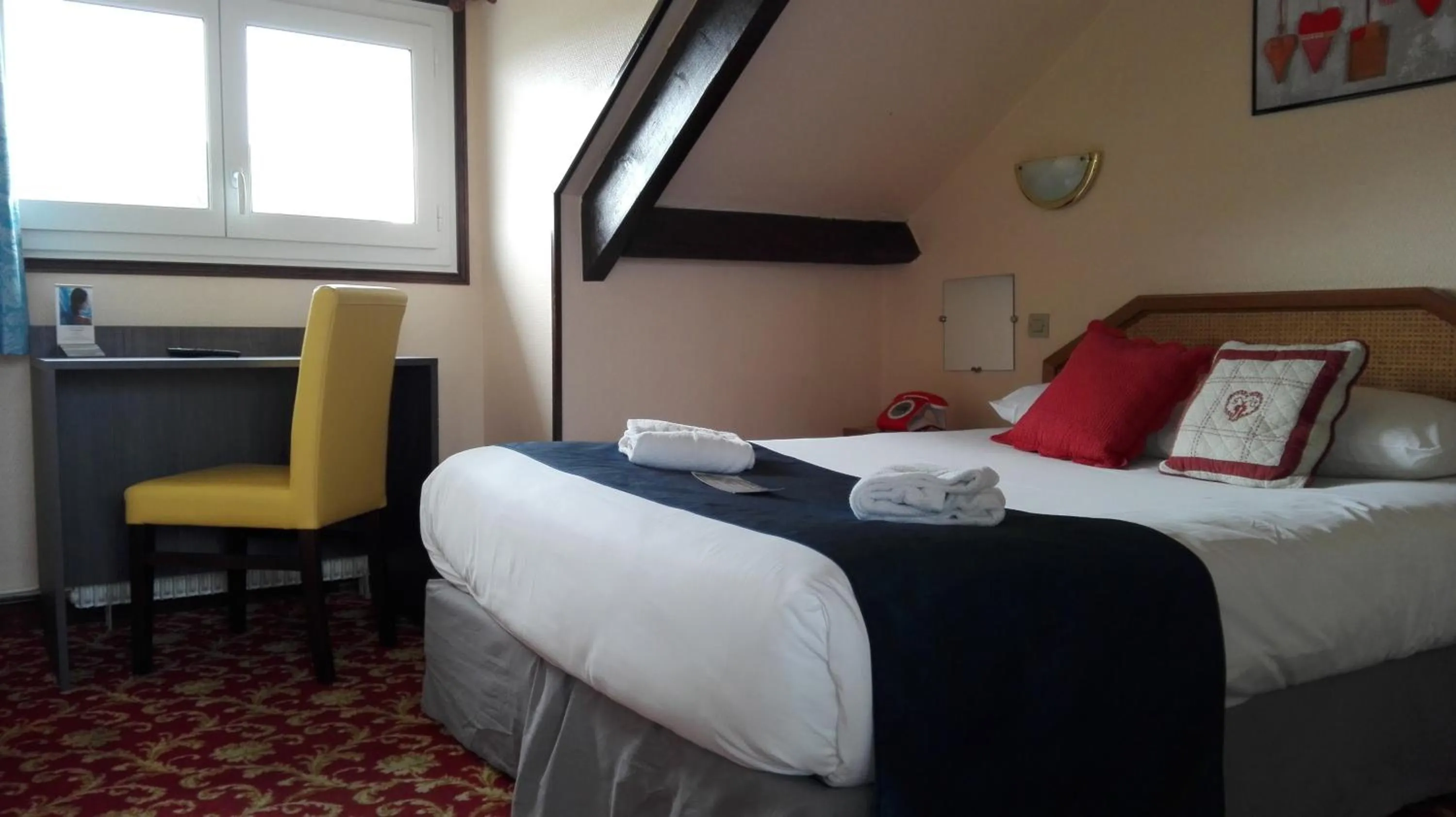 Photo of the whole room, Bed in Hôtel Le Chantilly Deauville