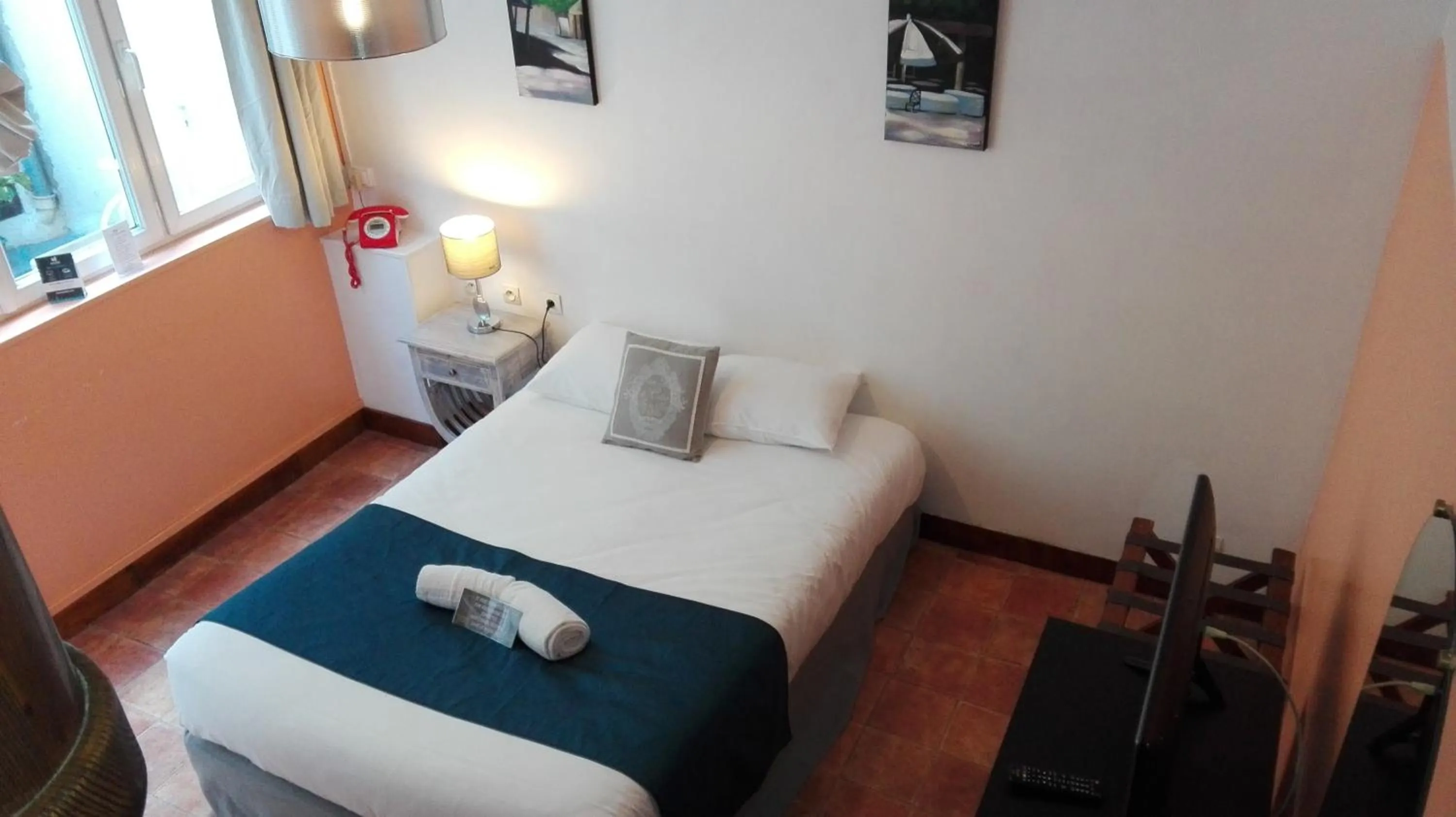 Photo of the whole room, Bed in Hôtel Le Chantilly Deauville