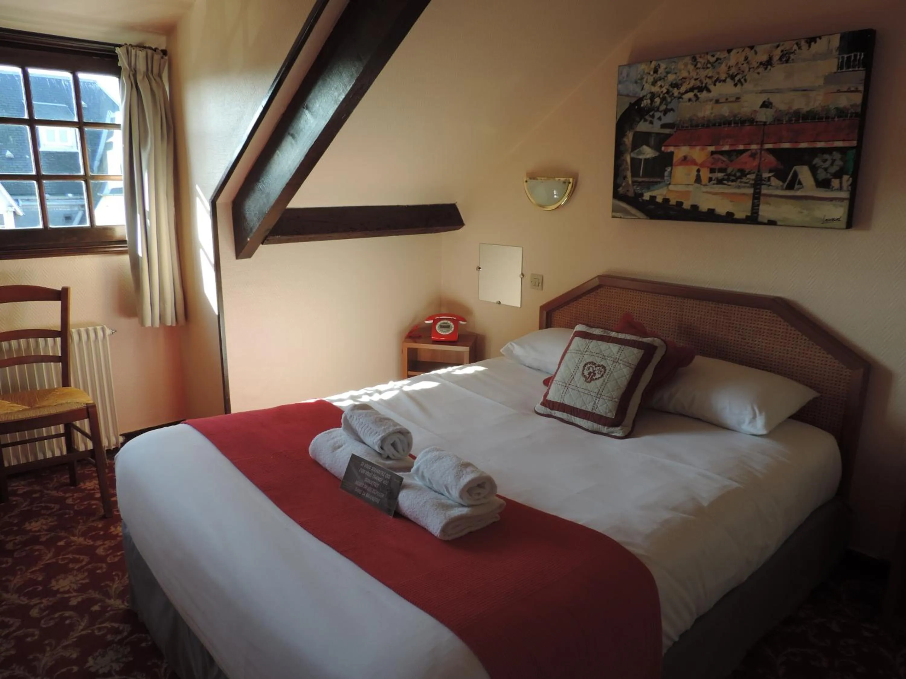 Bedroom, Bed in Hôtel Le Chantilly Deauville