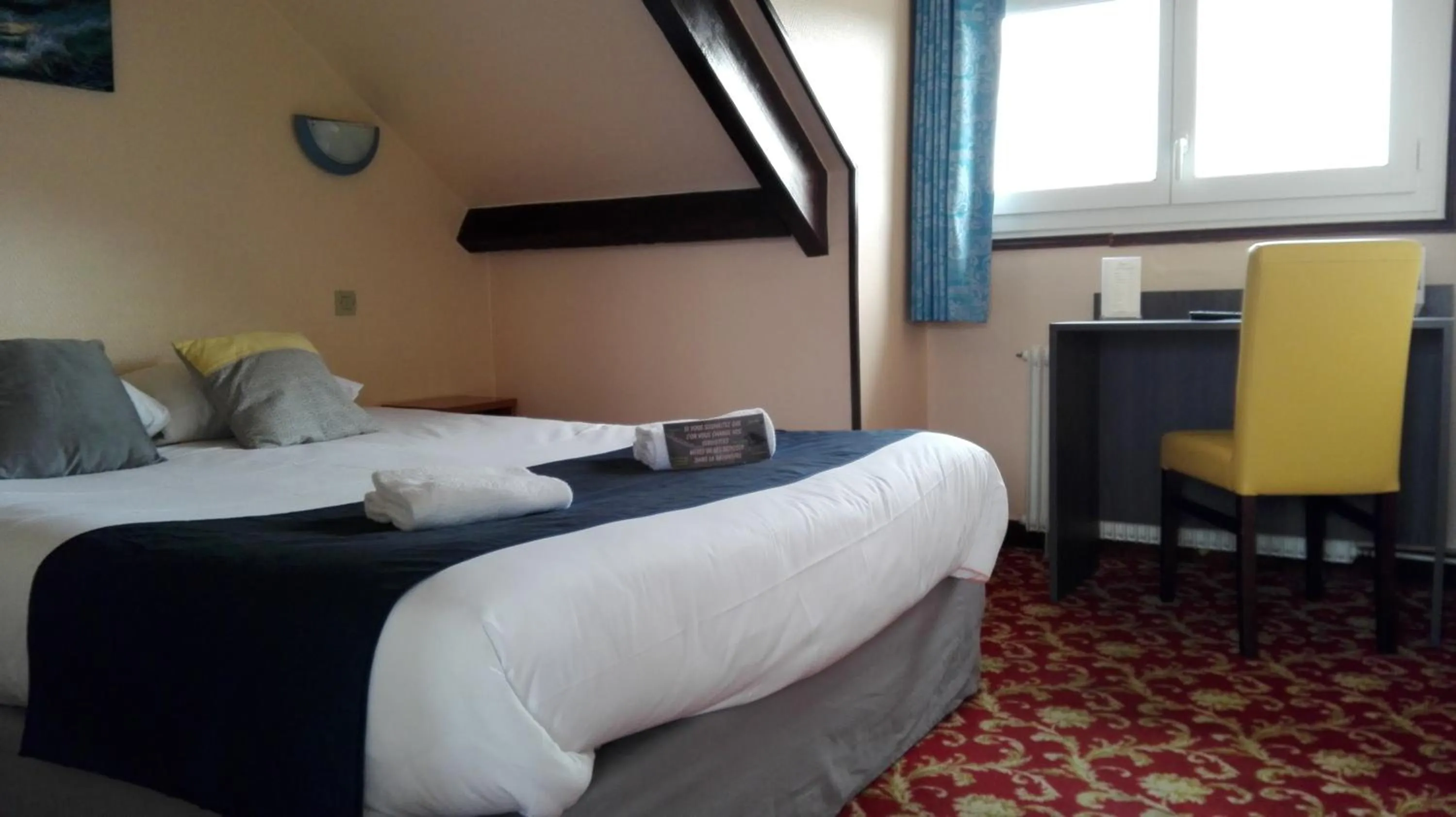 Photo of the whole room, Bed in Hôtel Le Chantilly Deauville