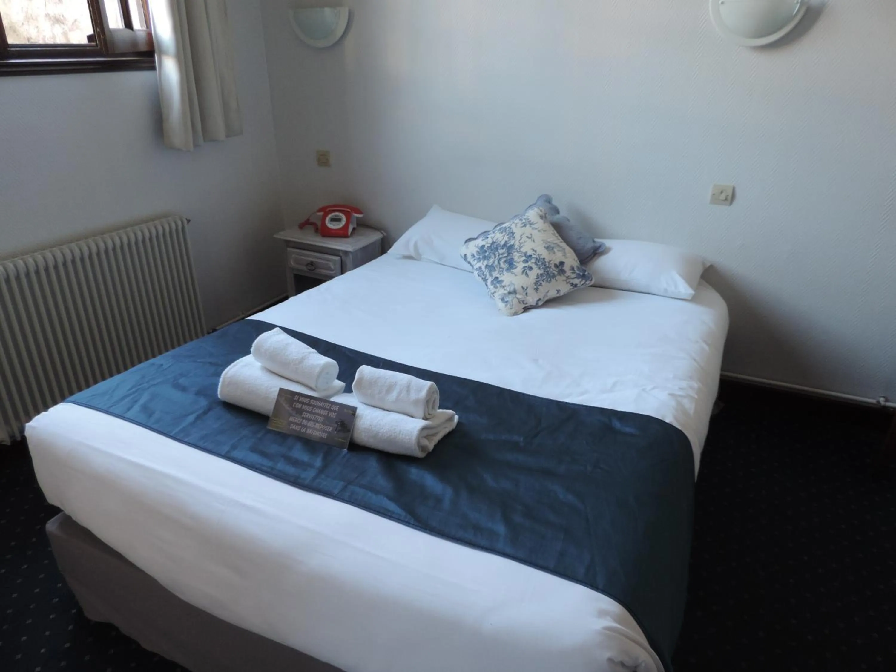 Bedroom, Bed in Hôtel Le Chantilly Deauville