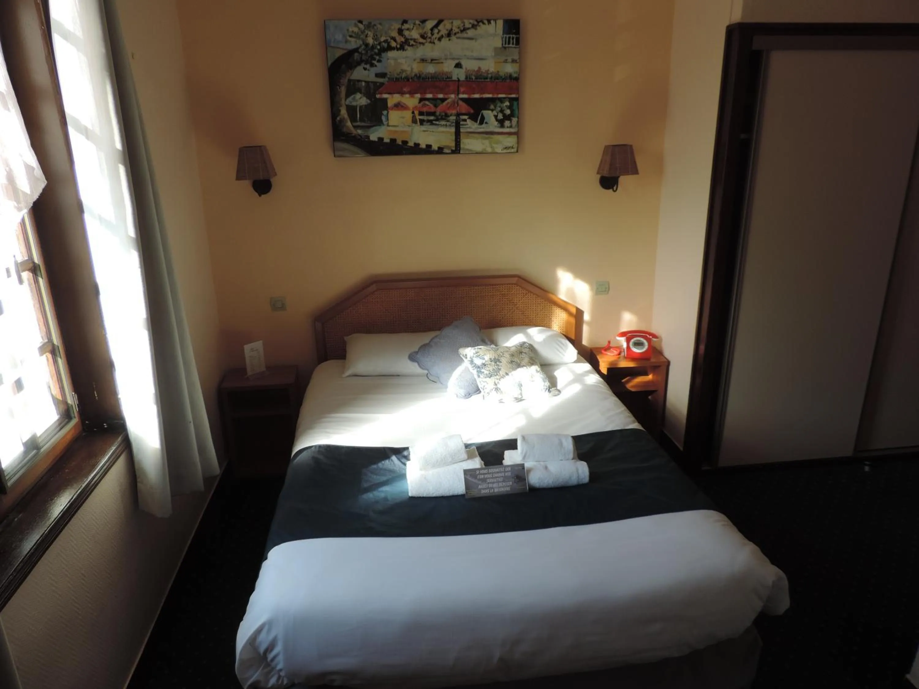 Bedroom, Bed in Hôtel Le Chantilly Deauville