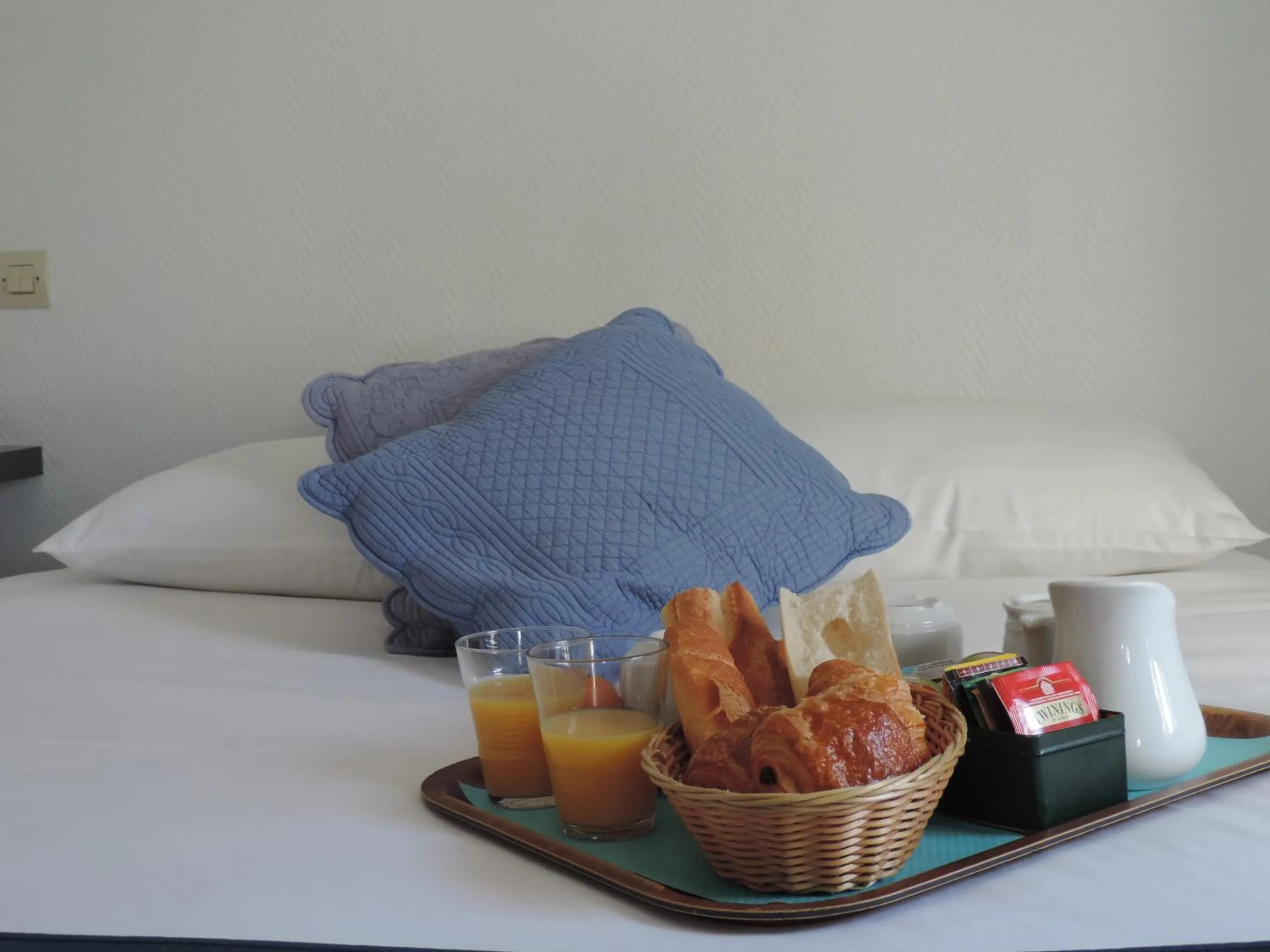 Continental breakfast, Bed in Hôtel Le Chantilly Deauville