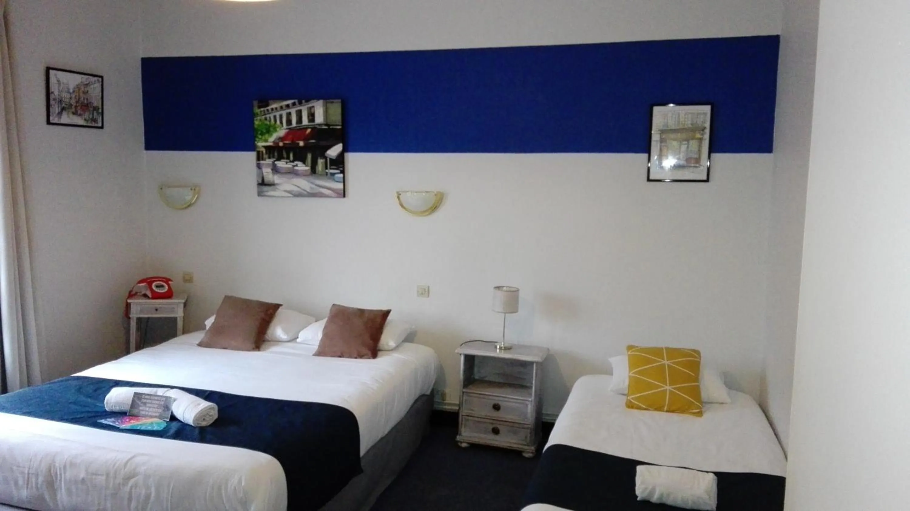 Photo of the whole room, Bed in Hôtel Le Chantilly Deauville