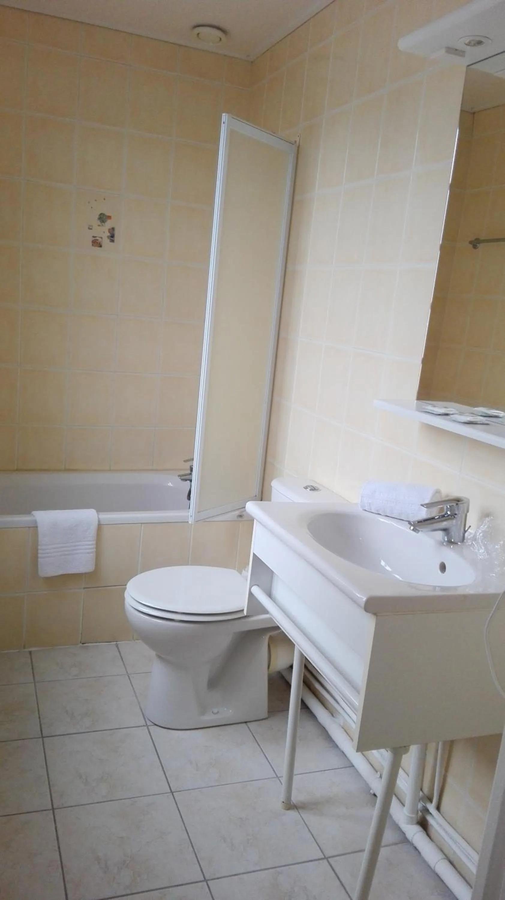 Bathroom in Hôtel Le Chantilly Deauville