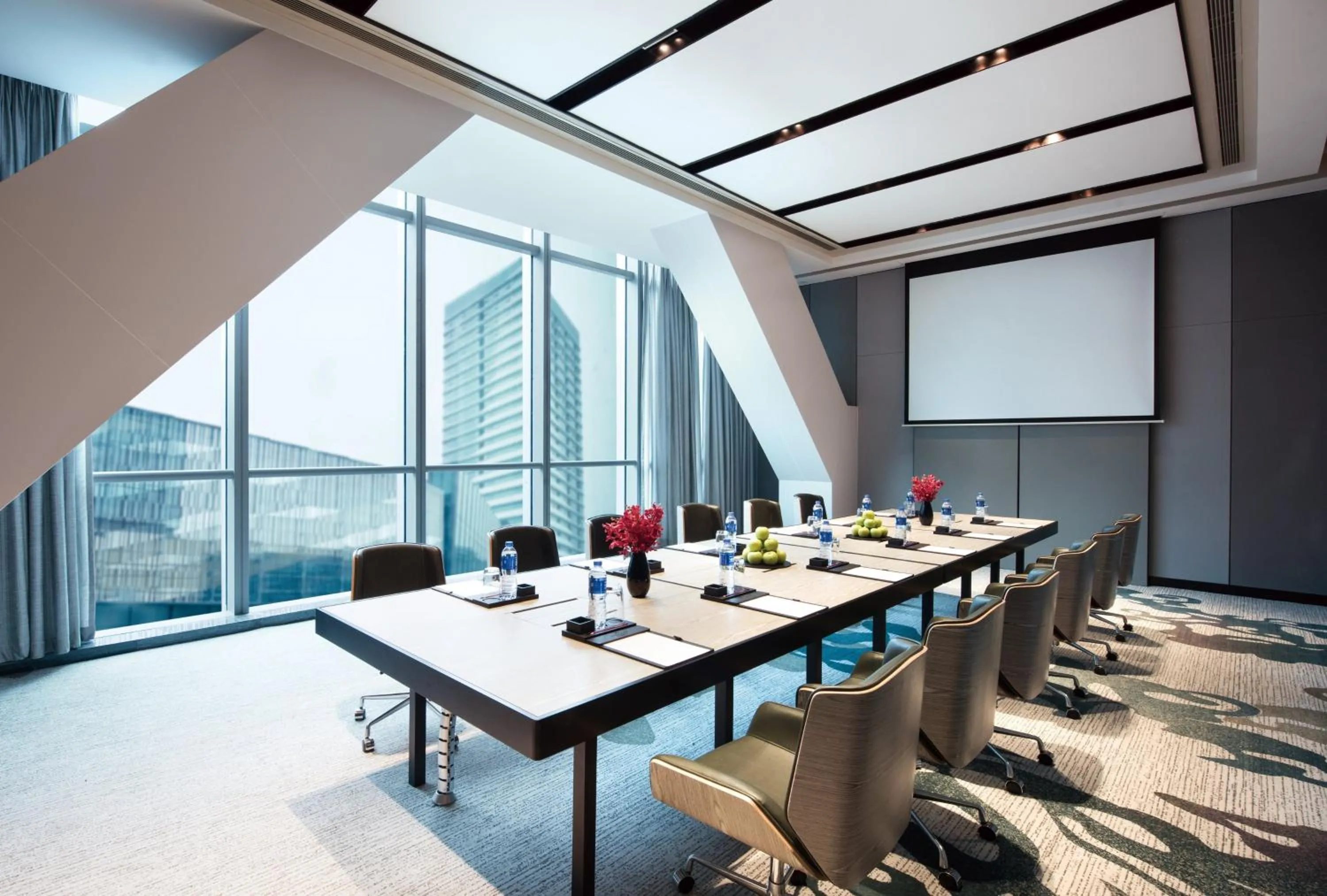 Meeting/conference room in Crowne Plaza Baoji City Center by IHG