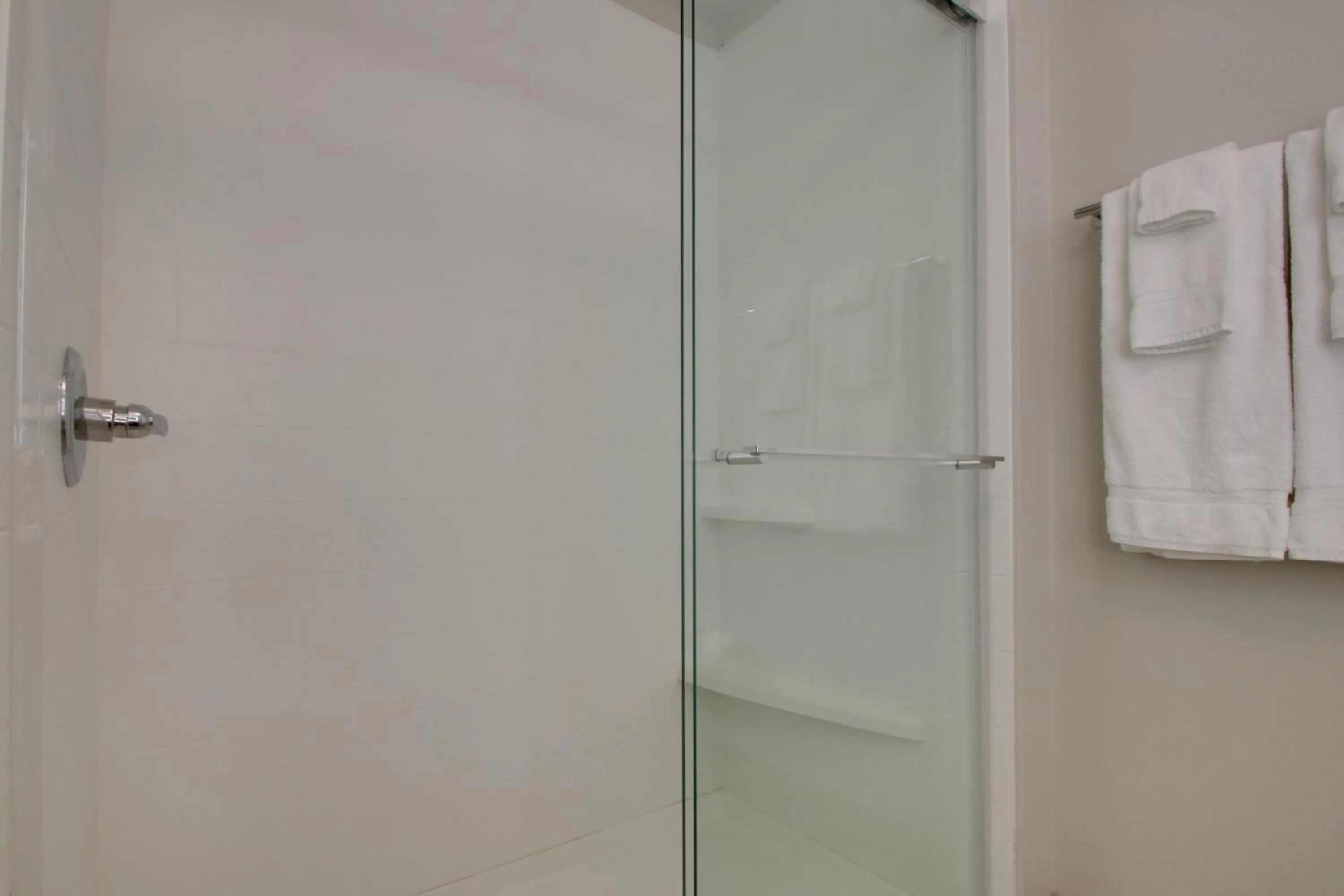 Bathroom in Holiday Inn Express & Suites - Mount Vernon by IHG