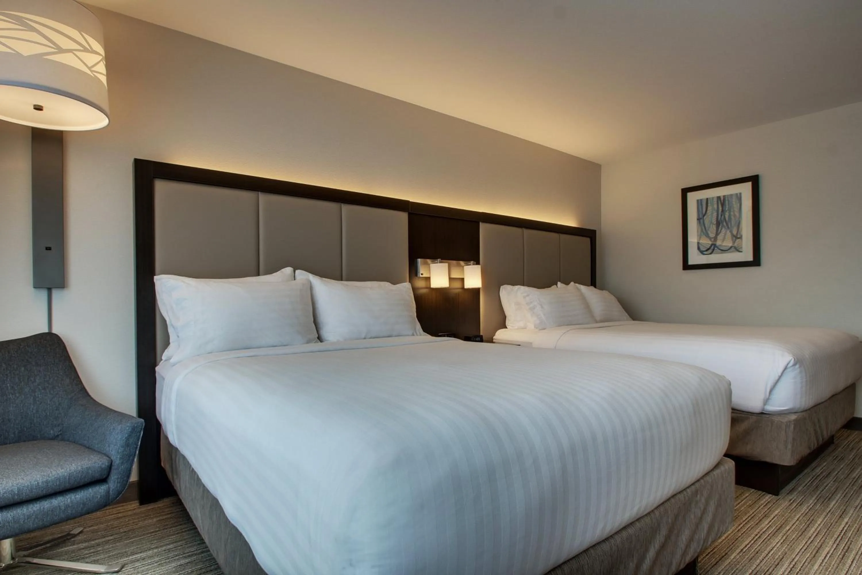 Photo of the whole room, Bed in Holiday Inn Express & Suites - Mount Vernon by IHG