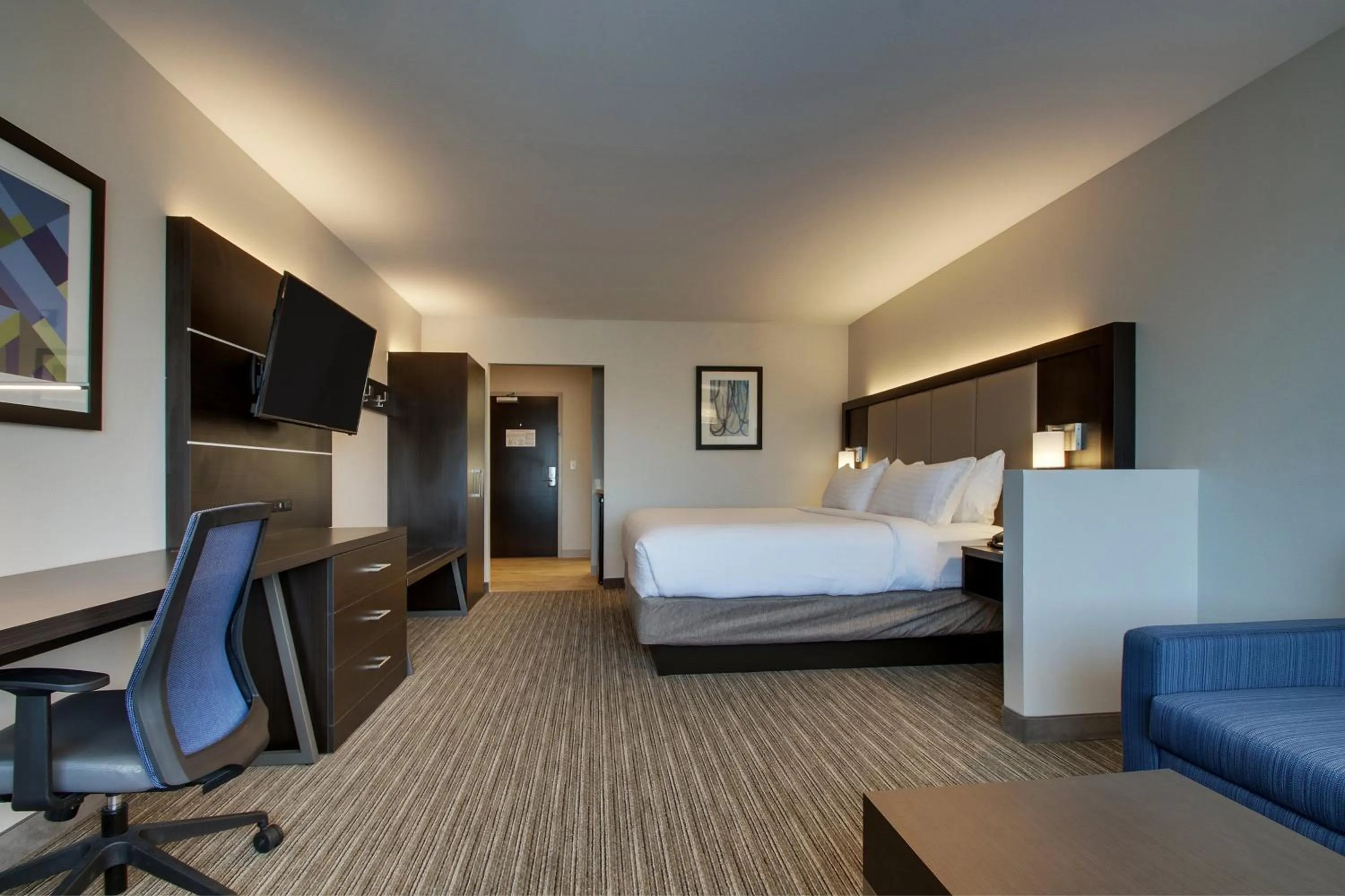Photo of the whole room, Bed in Holiday Inn Express & Suites - Mount Vernon by IHG
