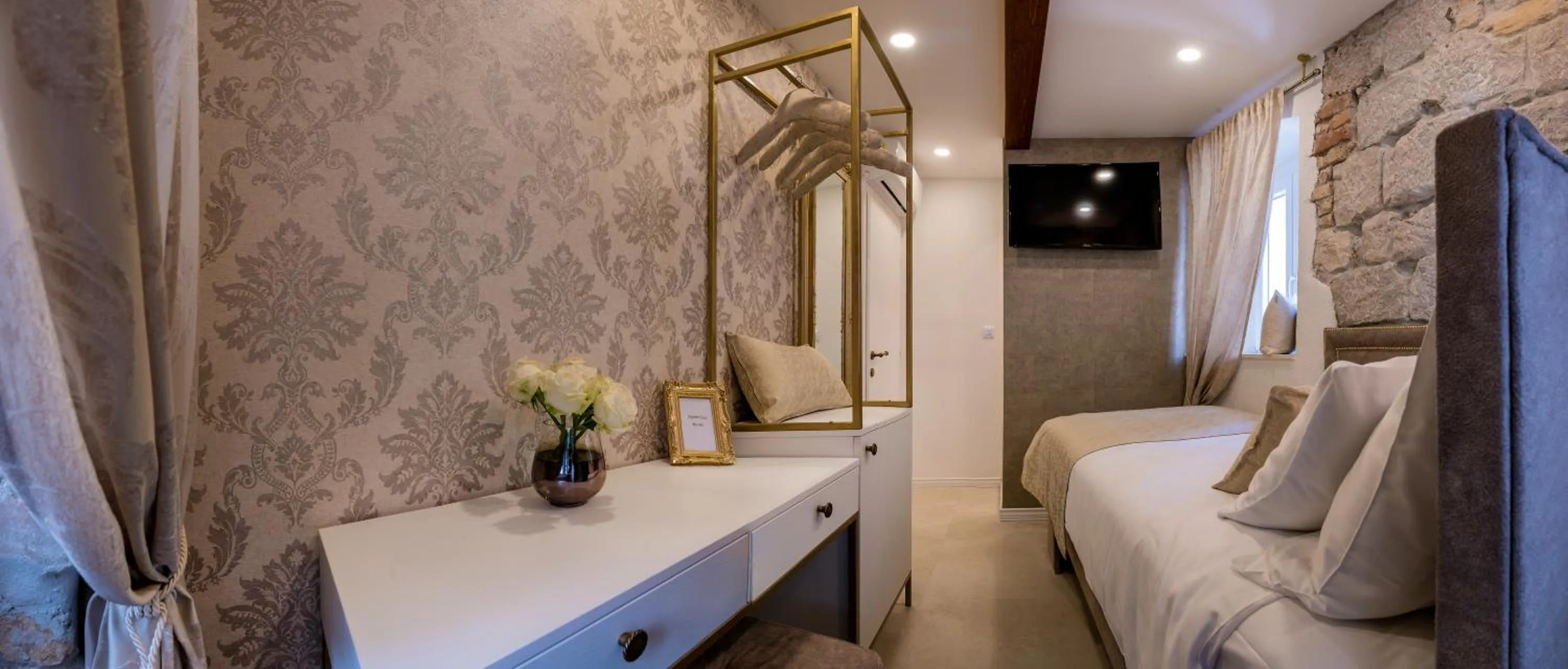 TV and multimedia, Bed in Jupiter Lux Rooms