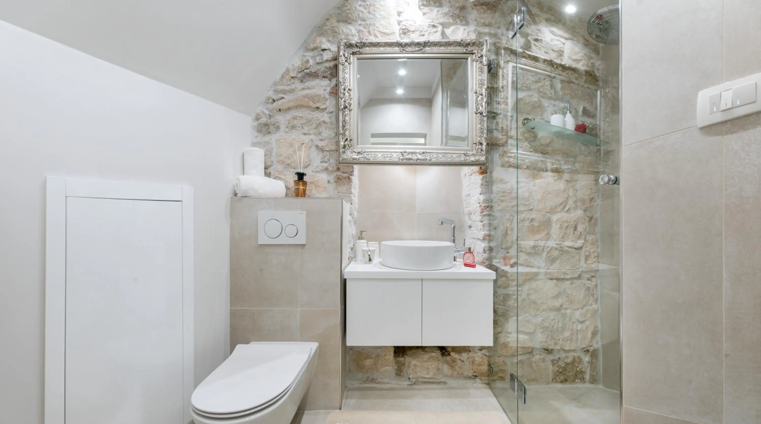 Bathroom in Jupiter Lux Rooms