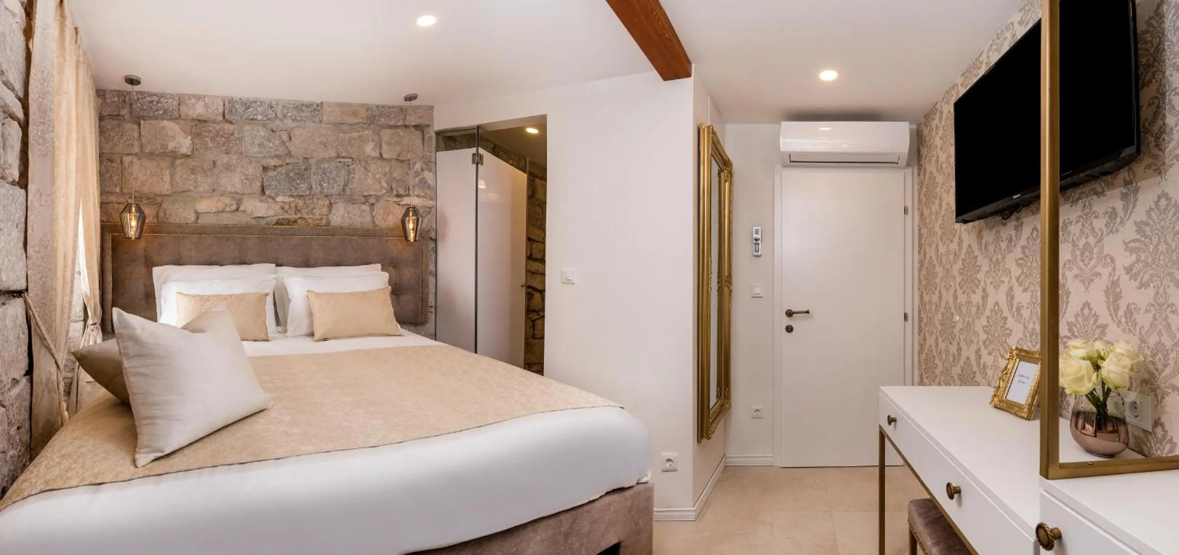 Bedroom, Bed in Jupiter Lux Rooms