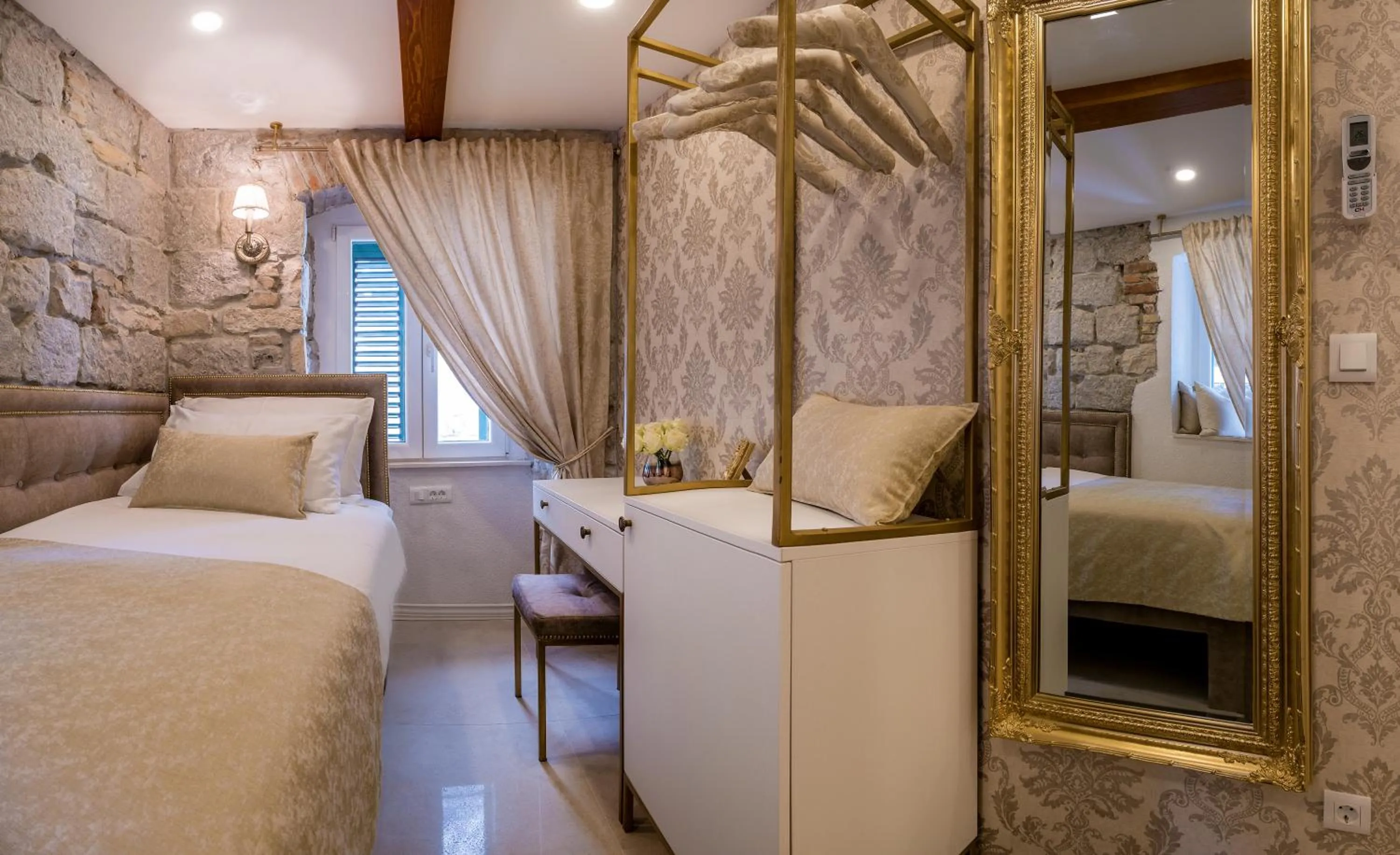 Bed in Jupiter Lux Rooms