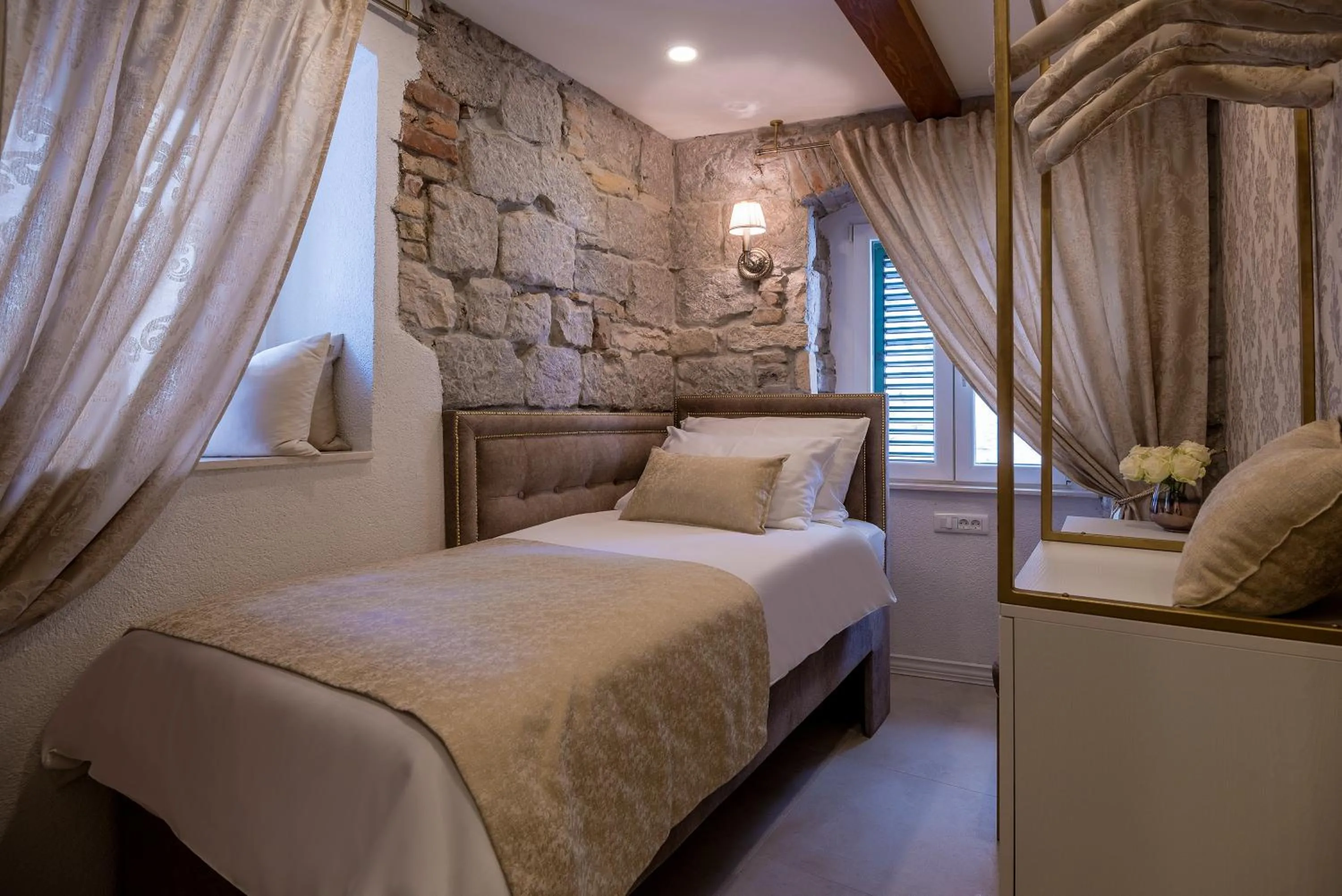 Bed in Jupiter Lux Rooms